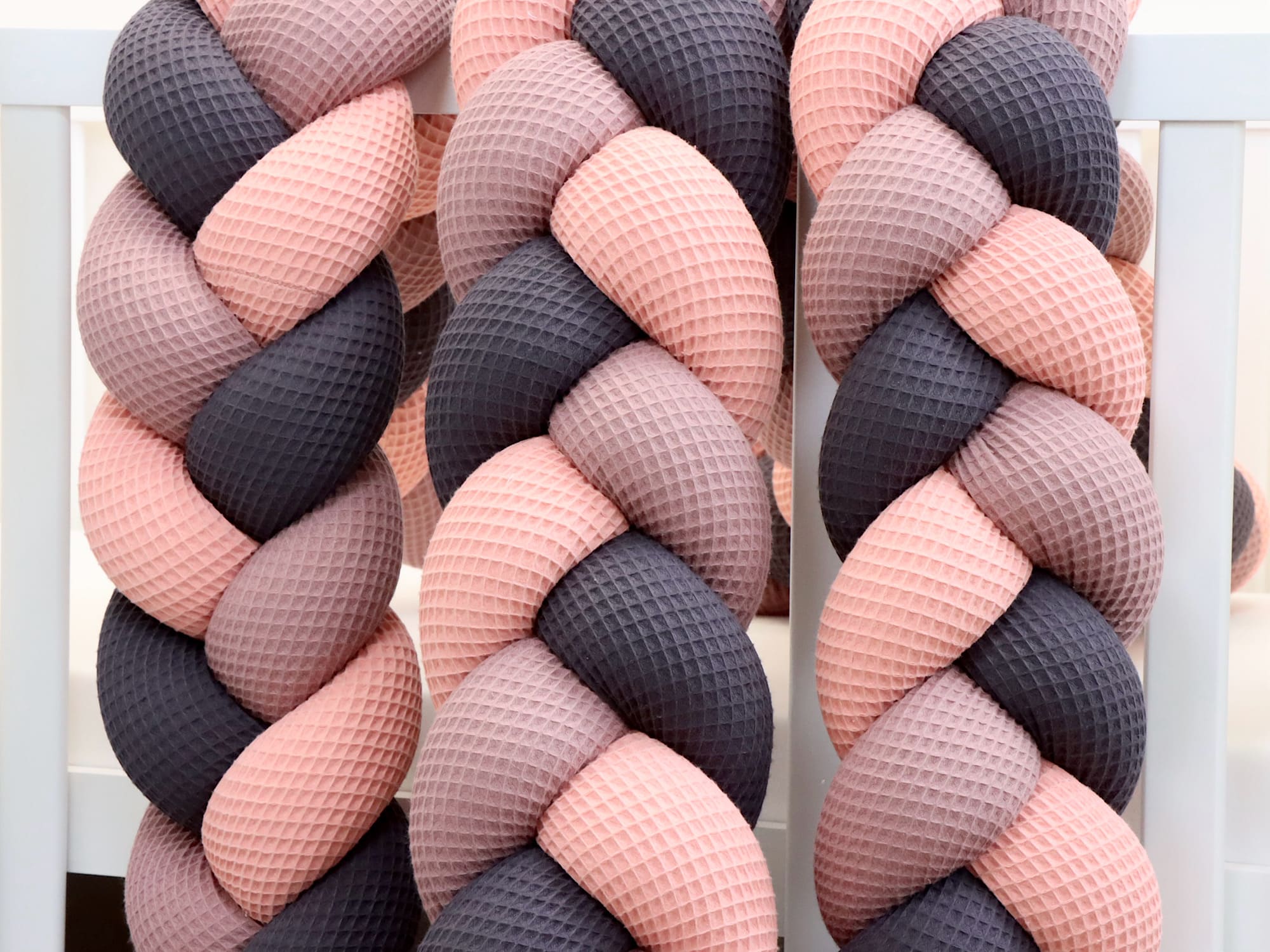 Geflochtene Bettschlange aus Baumwolle – modernes Farbspiel Blush, Alte Malve & Dunkelgrau
