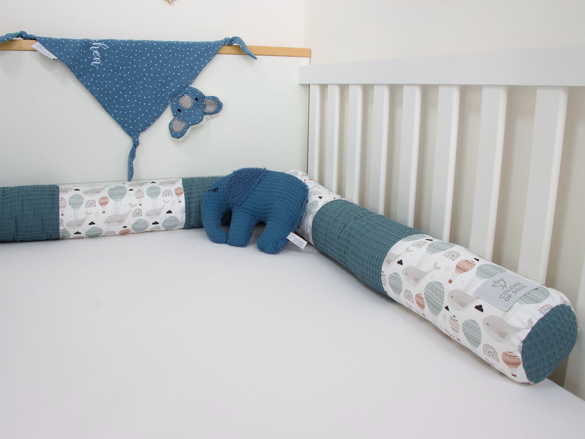 Patchwork Bettschlange personalisiert - schlafende Wale und Luftballons / Waffelpique stahlblau