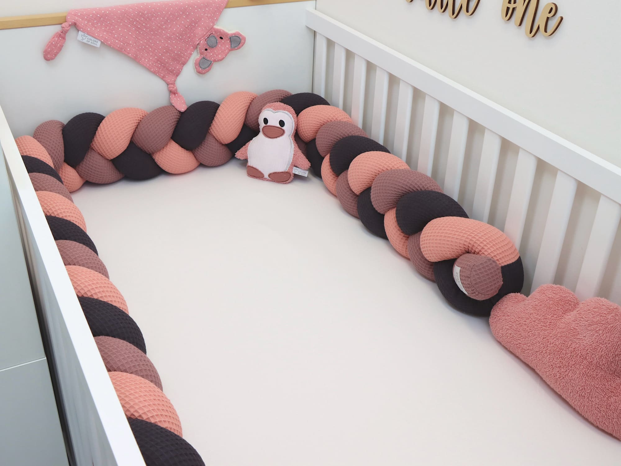 Babybett mit handgefertigter Bettschlange in Blush, Alte Malve & Dunkelgrau – weiche Umrandung für sicheren Schlaf