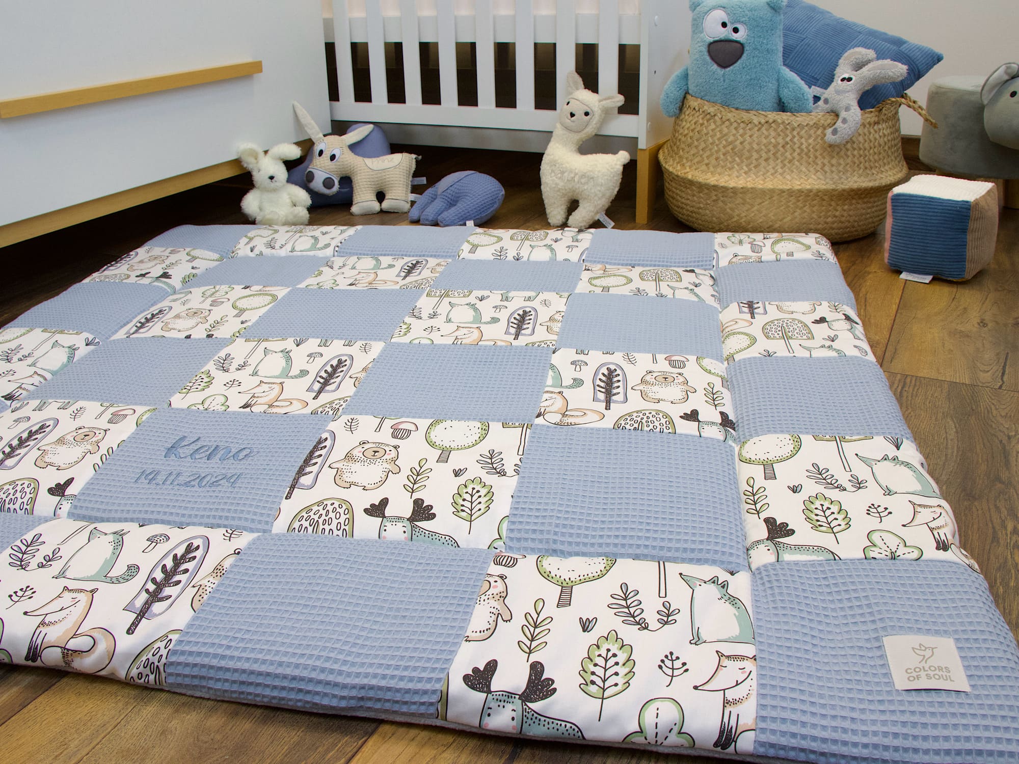 Handgemachte Baby Krabbeldecke im Patchwork Design mit Waldfreunde und Waffelpique Hellblau