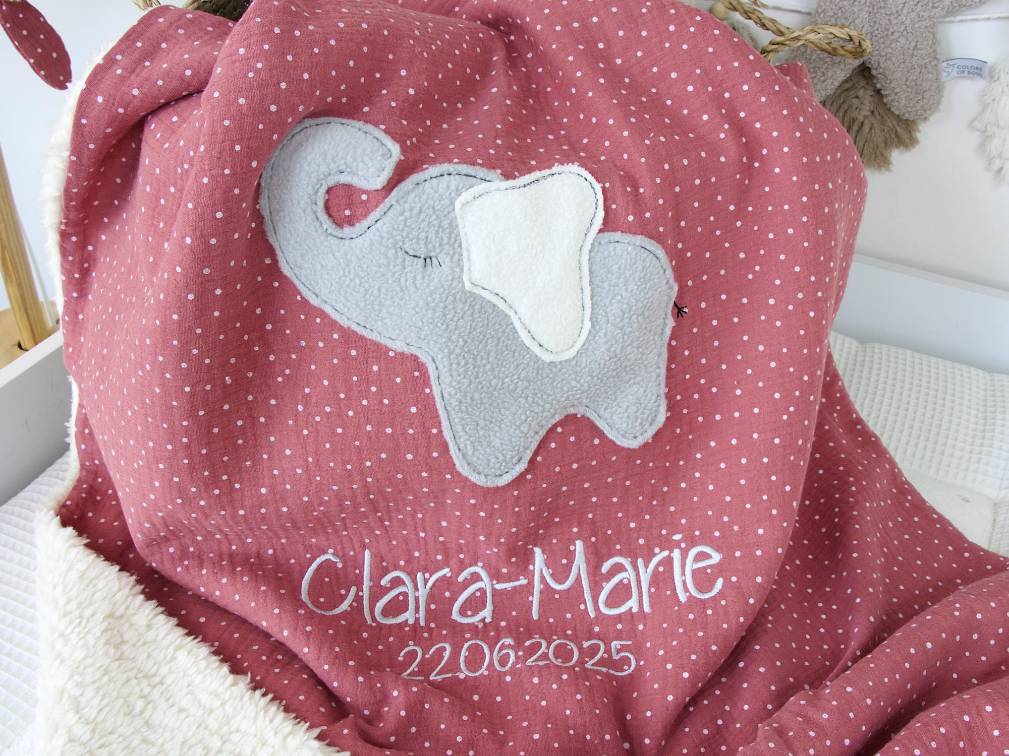 Baby Kuscheldecke personalisiert - Musselin mit weißen Punkten blush / Teddyplüsch creme