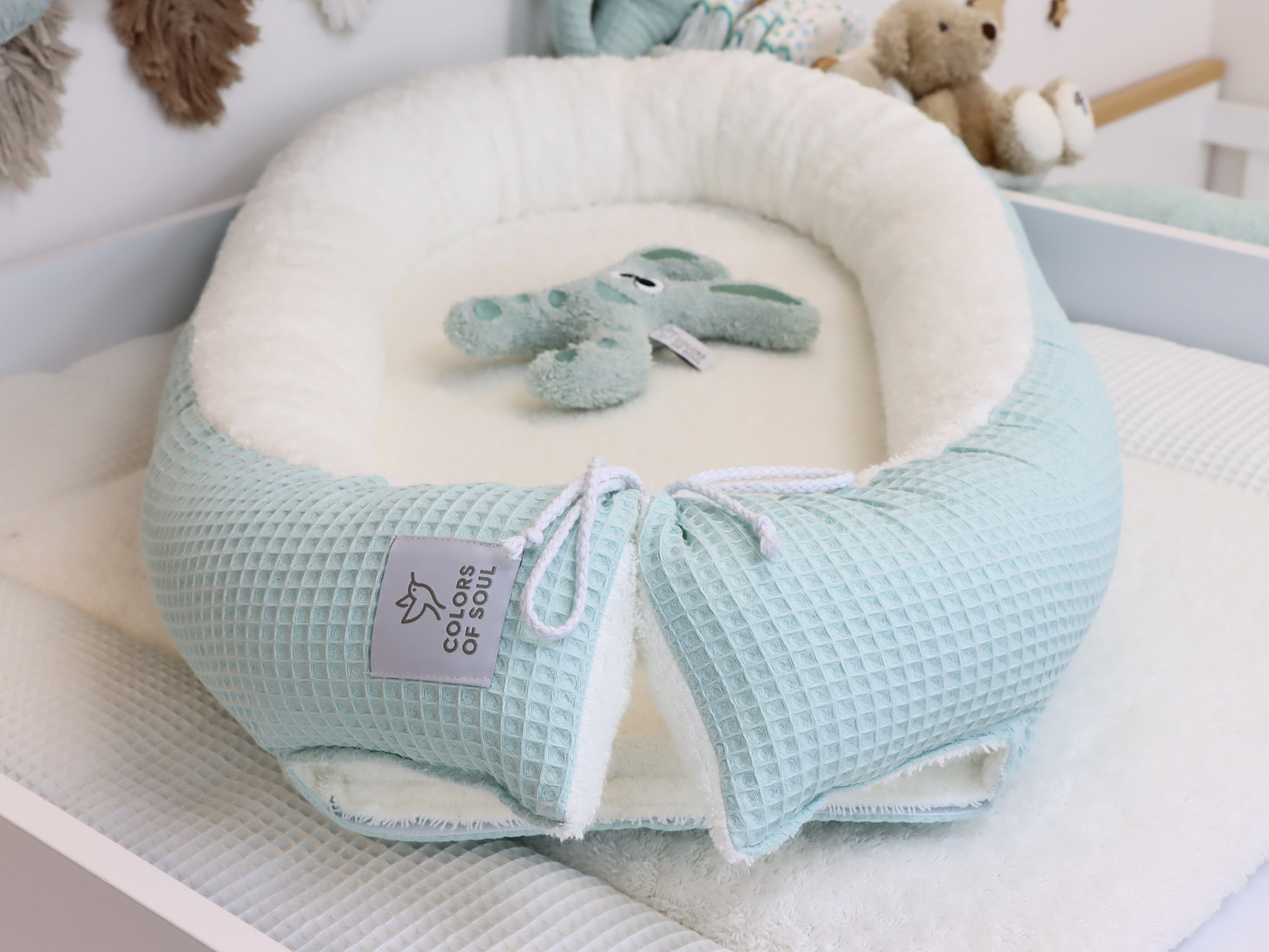 Weiches Babynest Pastellmint – edler Look mit Logo-Label von Colors of Soul
