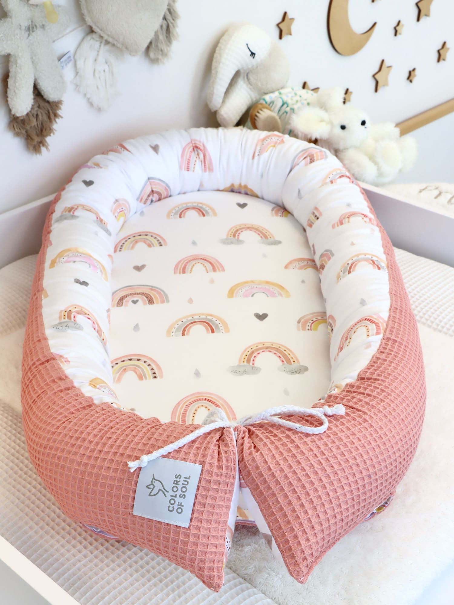 Babynestchen Regenbogen Aquarell / Waffelpique blush für das Babyzimmer