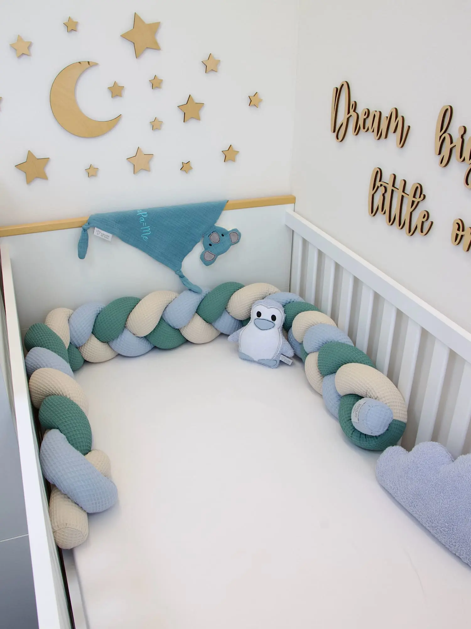 Geflochtene Bettumrandung in Hellblau Natur und Altgrün mit passender Babyzimmer Deko