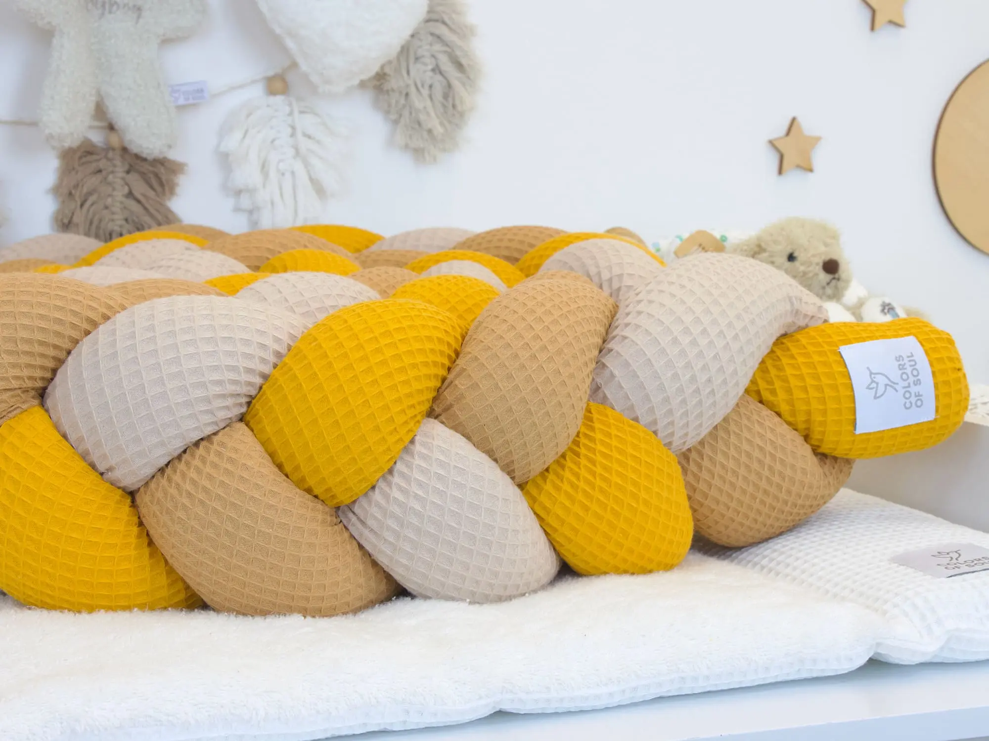 Handgemachte Bettschlange geflochten in Gelb Karamell Beige als warme Bettumrandung