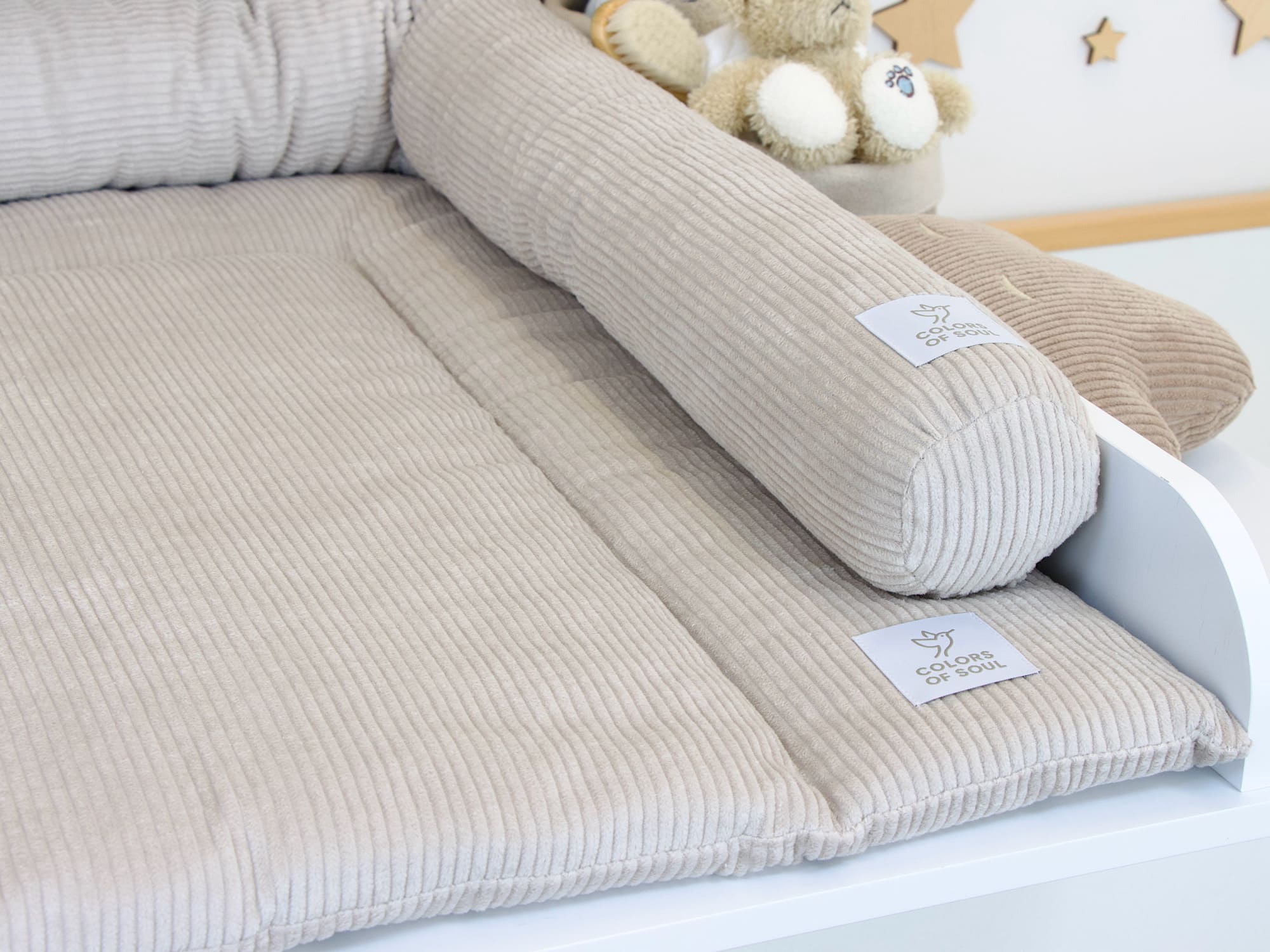 Minimalistische Wickelauflage mit Bettschlange in Hellbeige