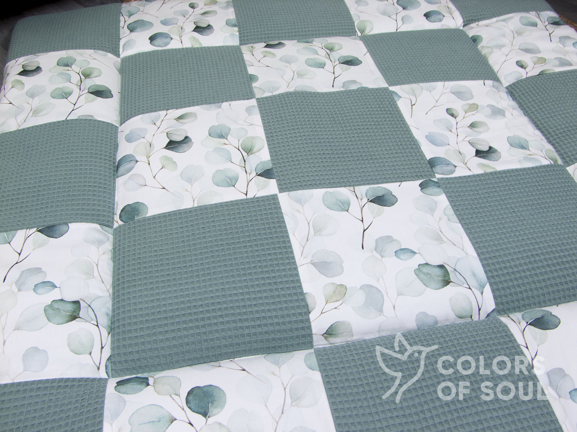 Patchwork Krabbeldecke Silberdollar-Eukalyptus Aquarell / Waffelpique altgrün