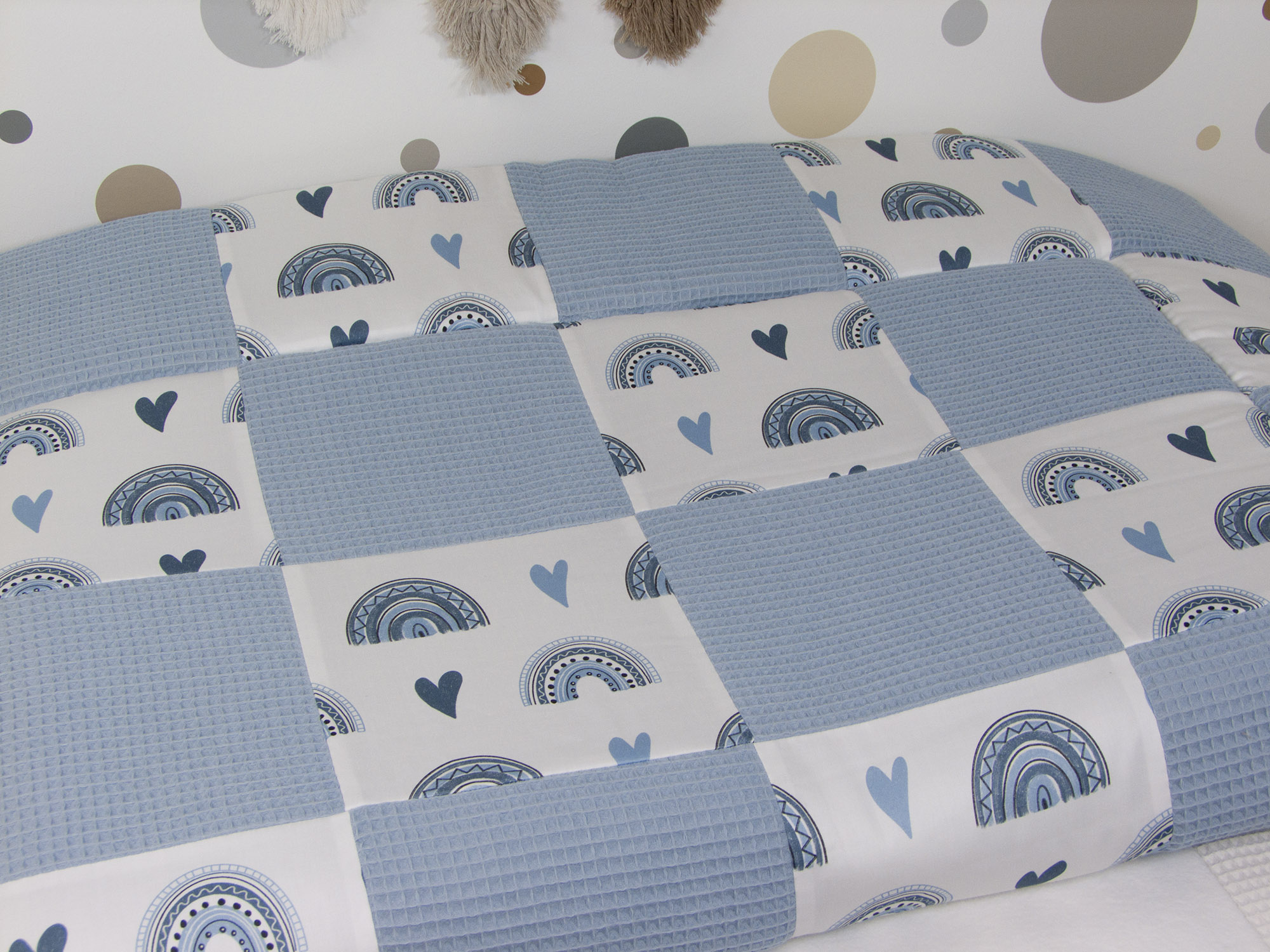 Patchwork Krabbeldecke - Regenbogen und Herzen blau / Waffelpique hellblau