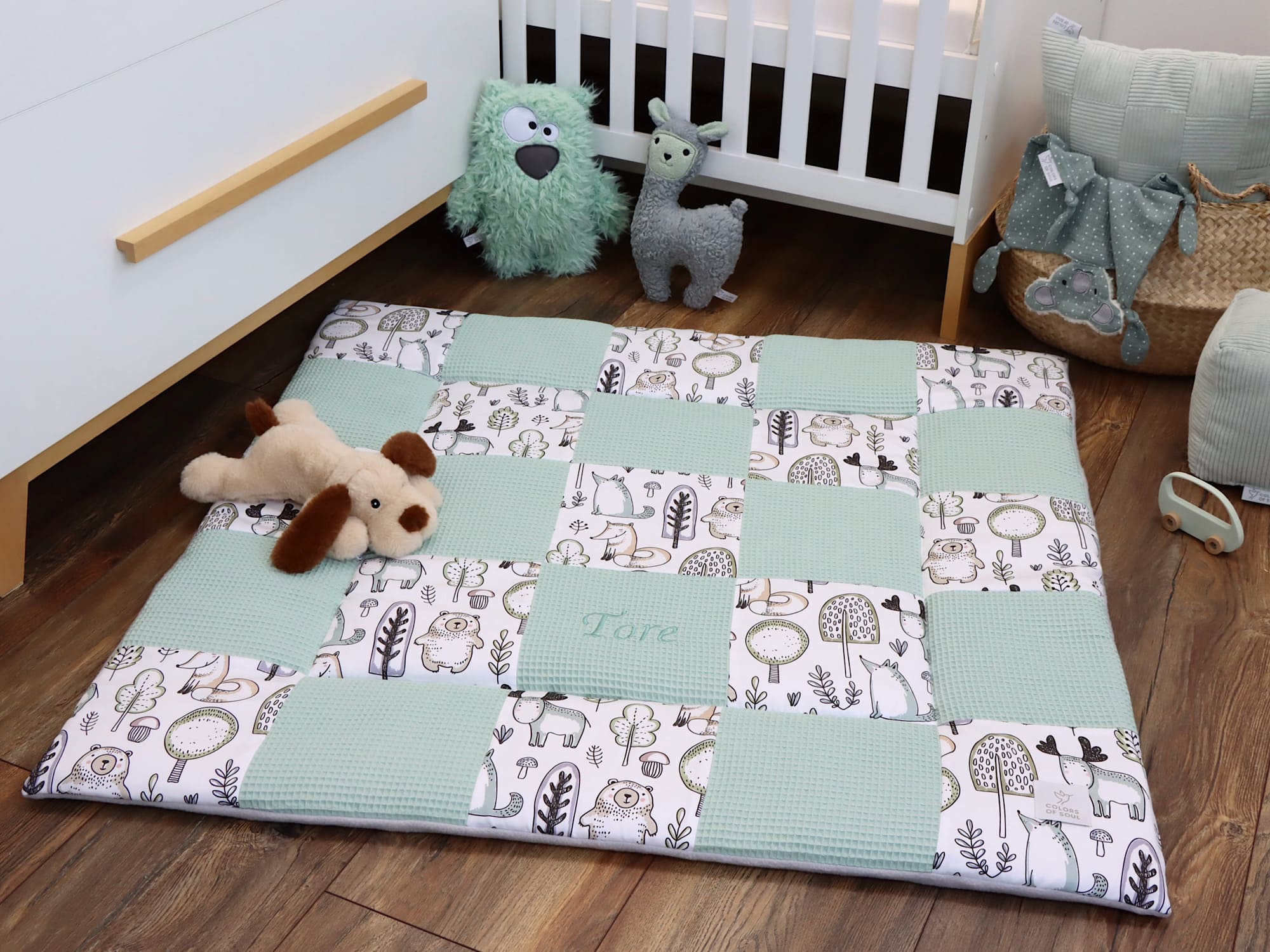 Personalisierte Patchwork Krabbeldecke für Babys mit Waldfreunde Motiv in Hellmint