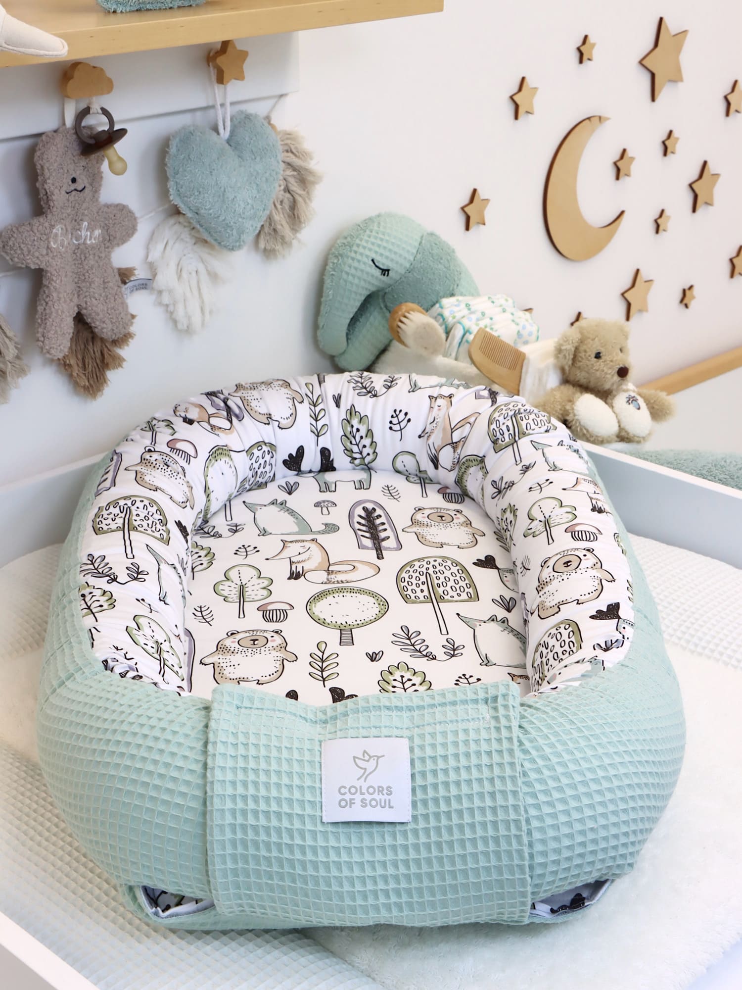 Handgemachtes Babynestchen Hellmint mit Waldfreunde Muster im Babyzimmer