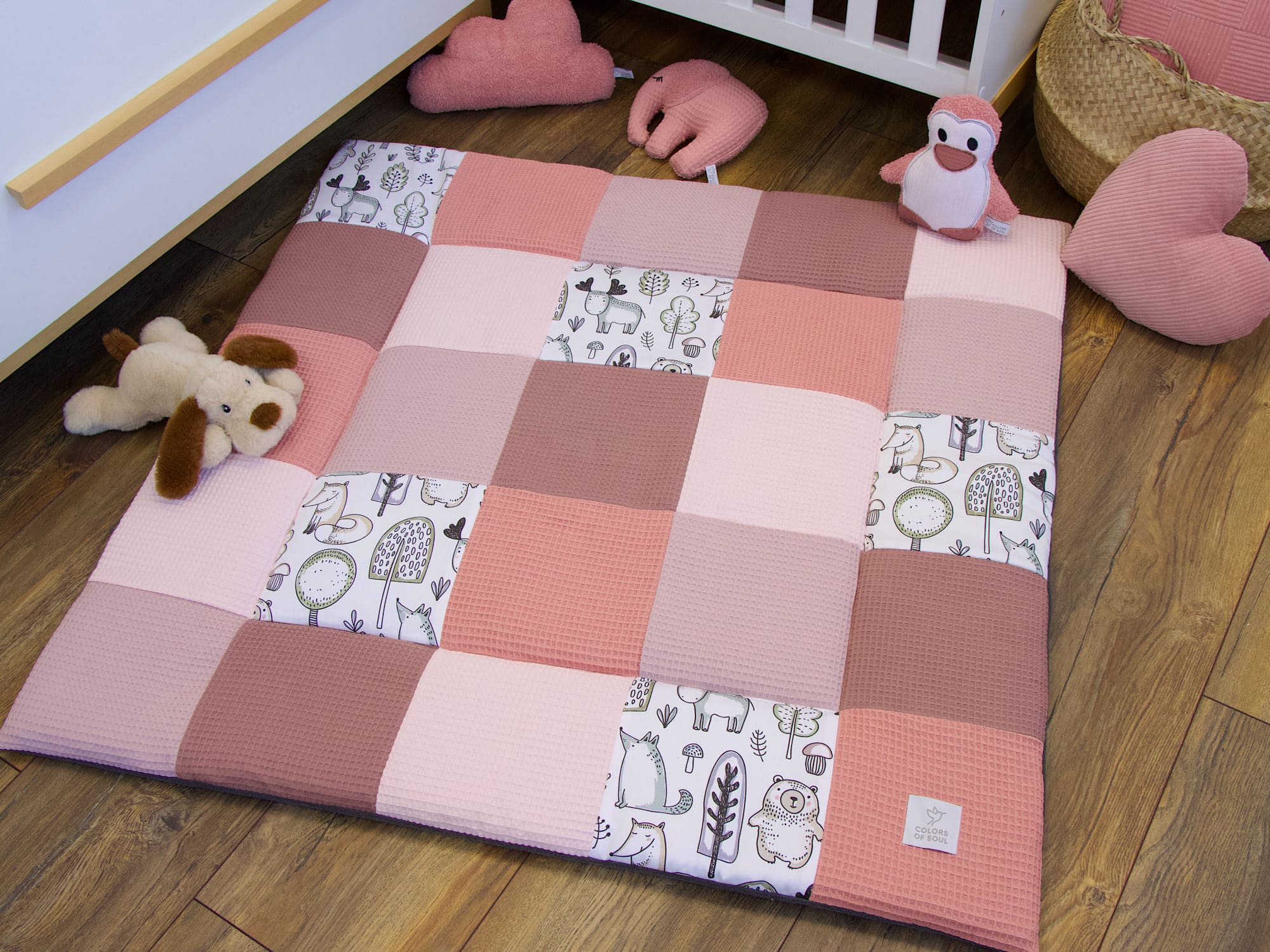 Patchwork Krabbeldecke – Waffelpique rosa / Waldfreunde – handgemacht bei Colors of Soul