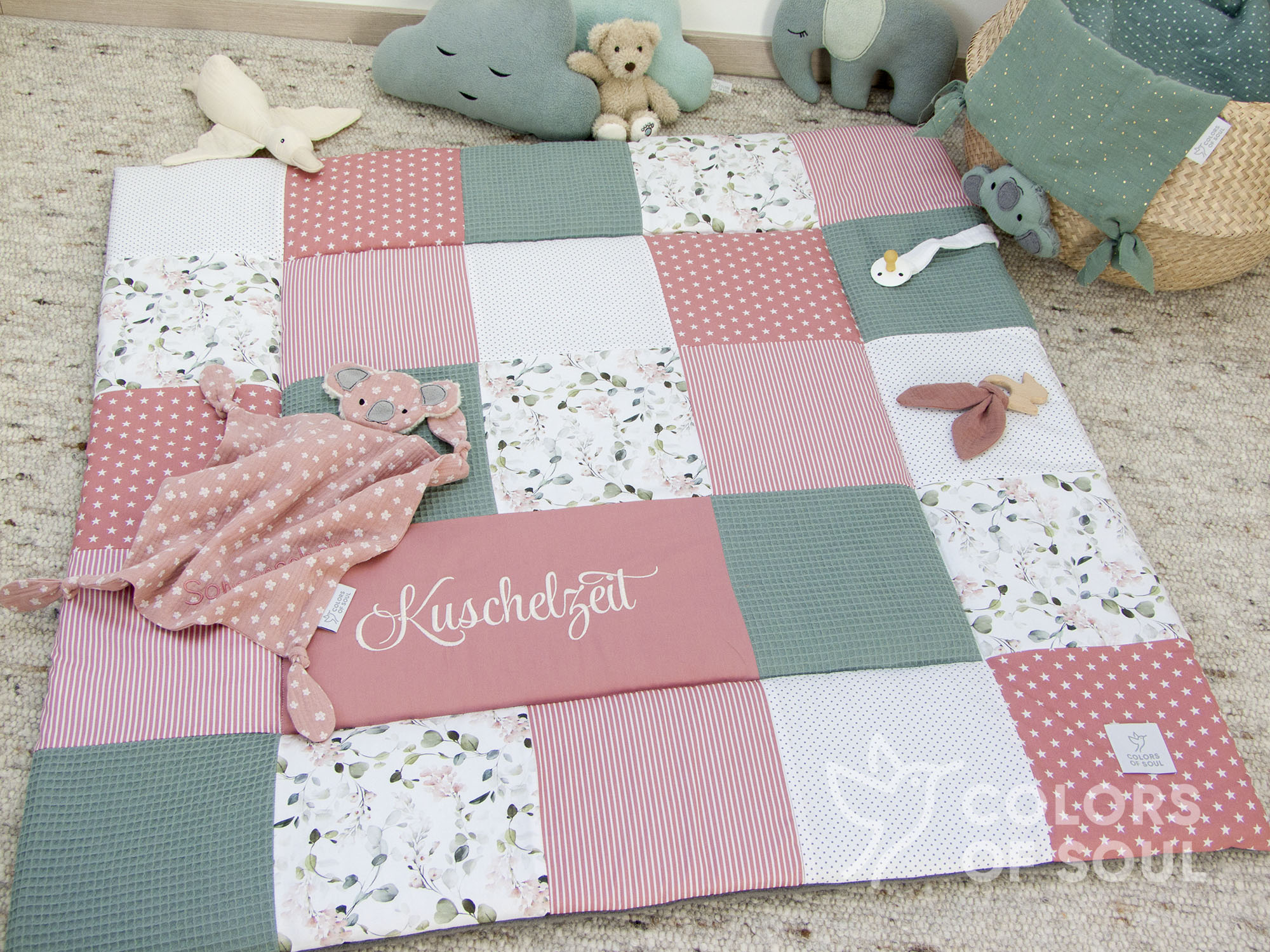 Patchwork Krabbeldecke - Gartenblumen rosa / Waffelpique altgrün / blush