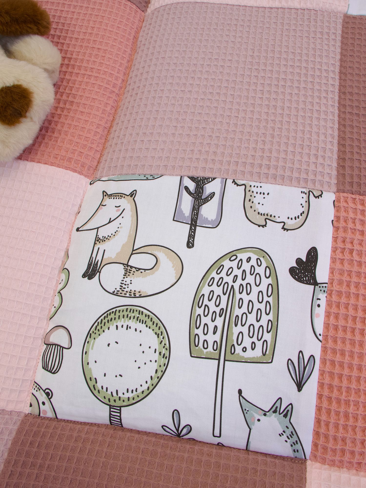Waffelpique rosa / Waldfreunde – handgemachte Patchwork Krabbeldecke