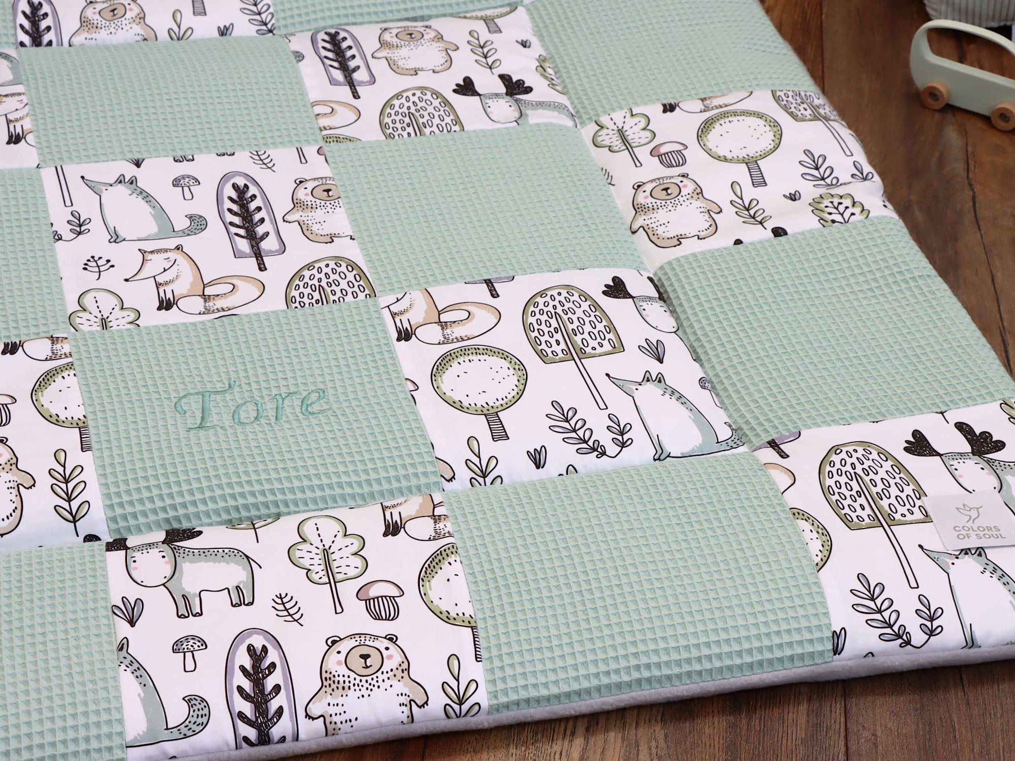 Handgemachte Patchwork Krabbeldecke aus Baumwollsatin Waldfreunde und Waffelpique Hellmint