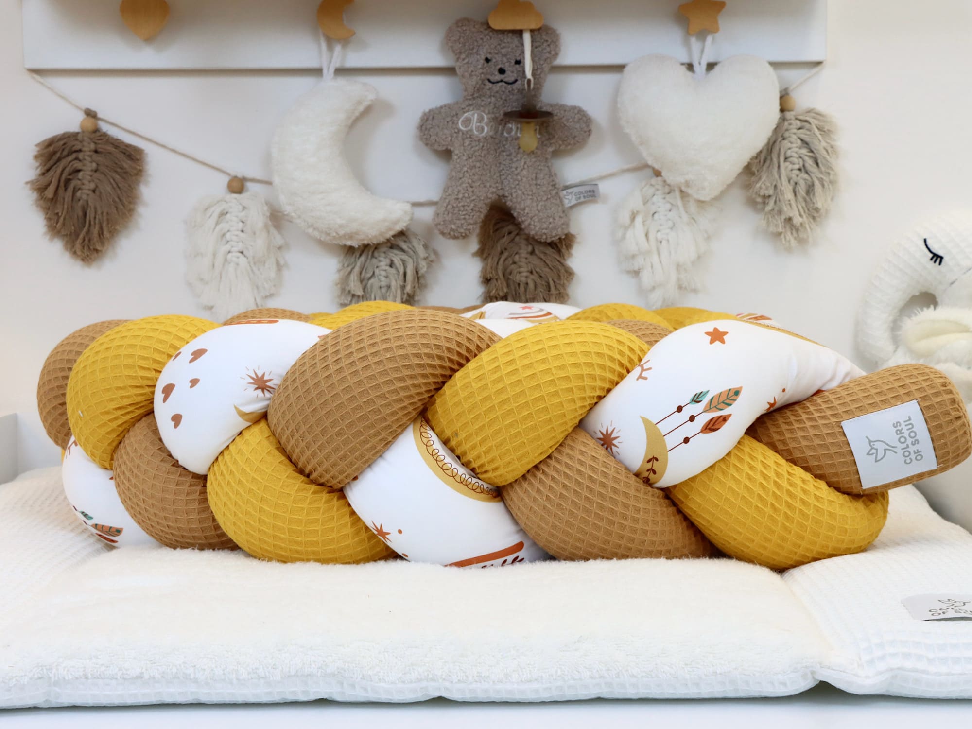 Geflochtene Bettschlange Gelb Karamell Baby Boho Regenbogen als Bettumrandung im Babybett – warm und natürlich