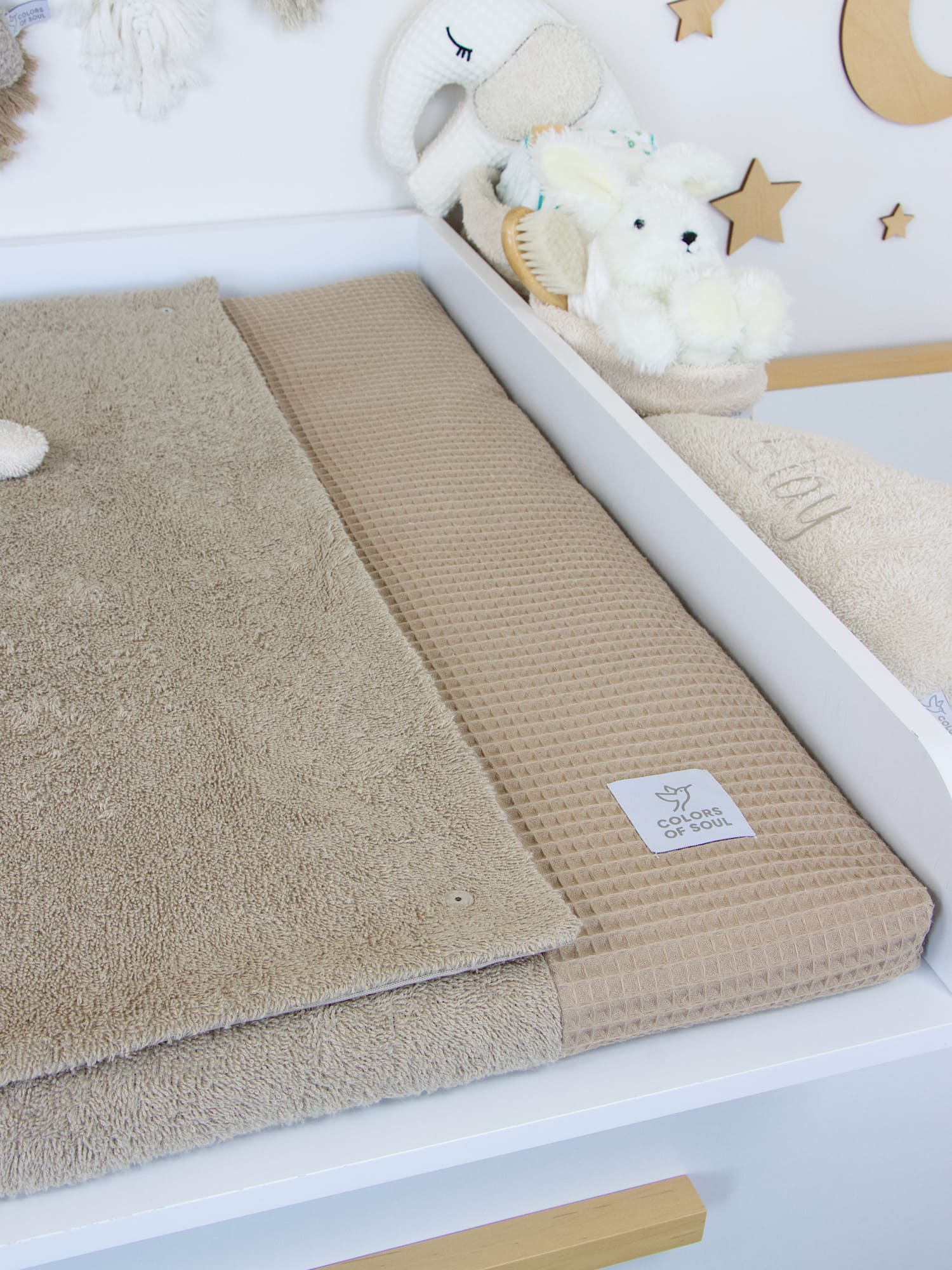 Wickelauflage Waffelpique Dunkelbeige mit Frottee-Bezug und Inlett – liebevoll dekorierter Wickelplatz mit Plüschfiguren und Holzdekoration.