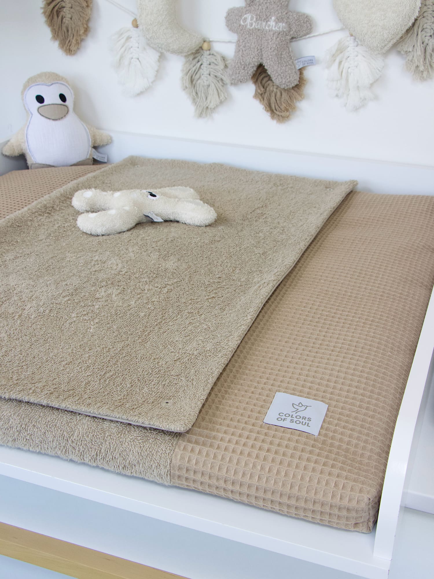 Detailaufnahme der Wickelauflage mit abnehmbaren Bezug aus Frottee Dunkelbeige und Waffelpique – handgefertigtes Unikat mit Inlett.