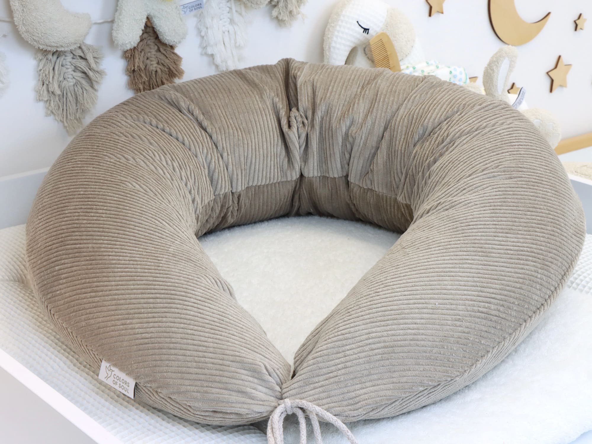 Stillkissen Beige aus Cord auf weicher Unterlage – großes Seitenschläferkissen für Schwangerschaft und Stillzeit