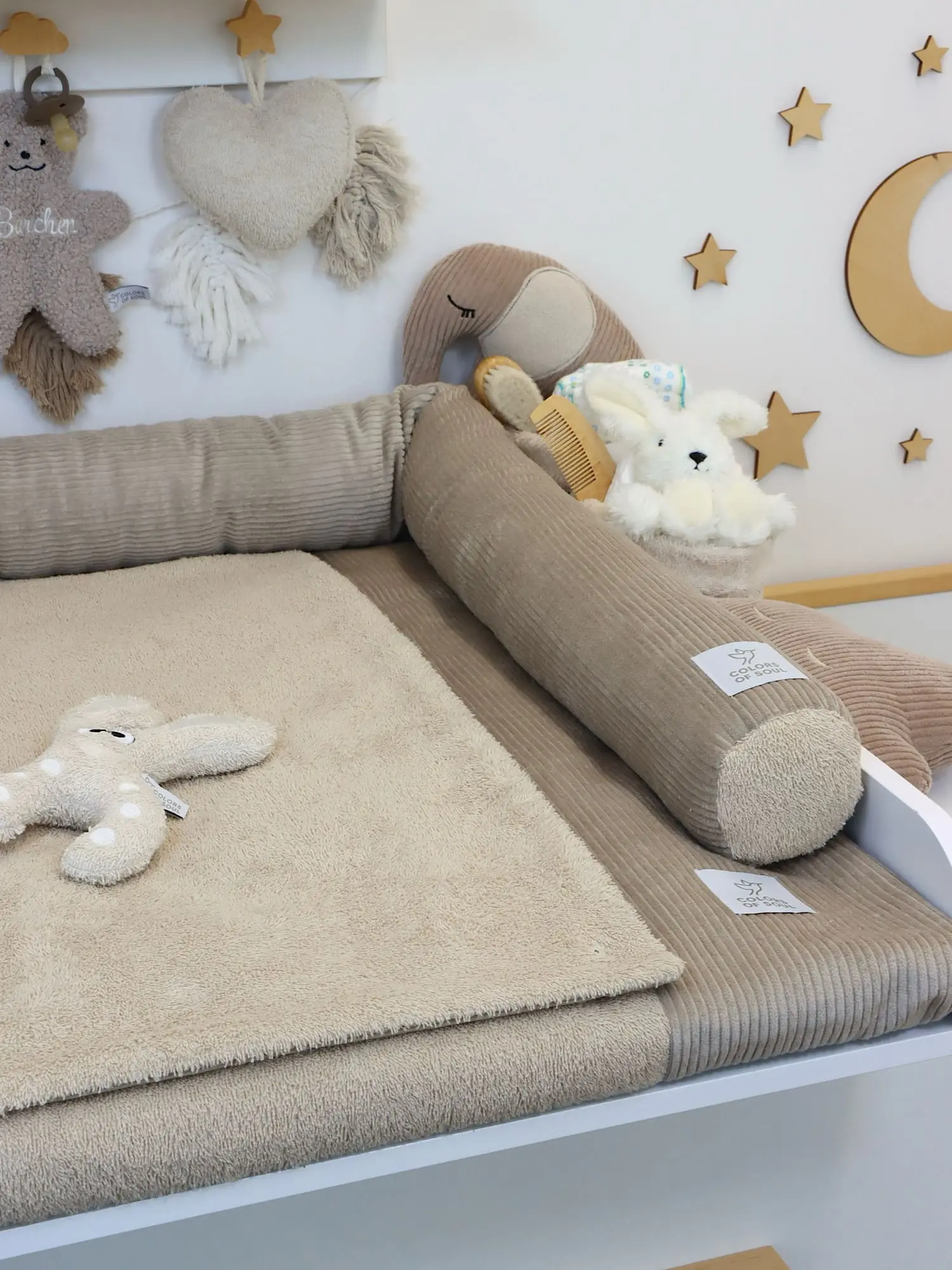 Handgefertigtes Wickelset in Beige mit weichem Frottee und runder Bettschlange