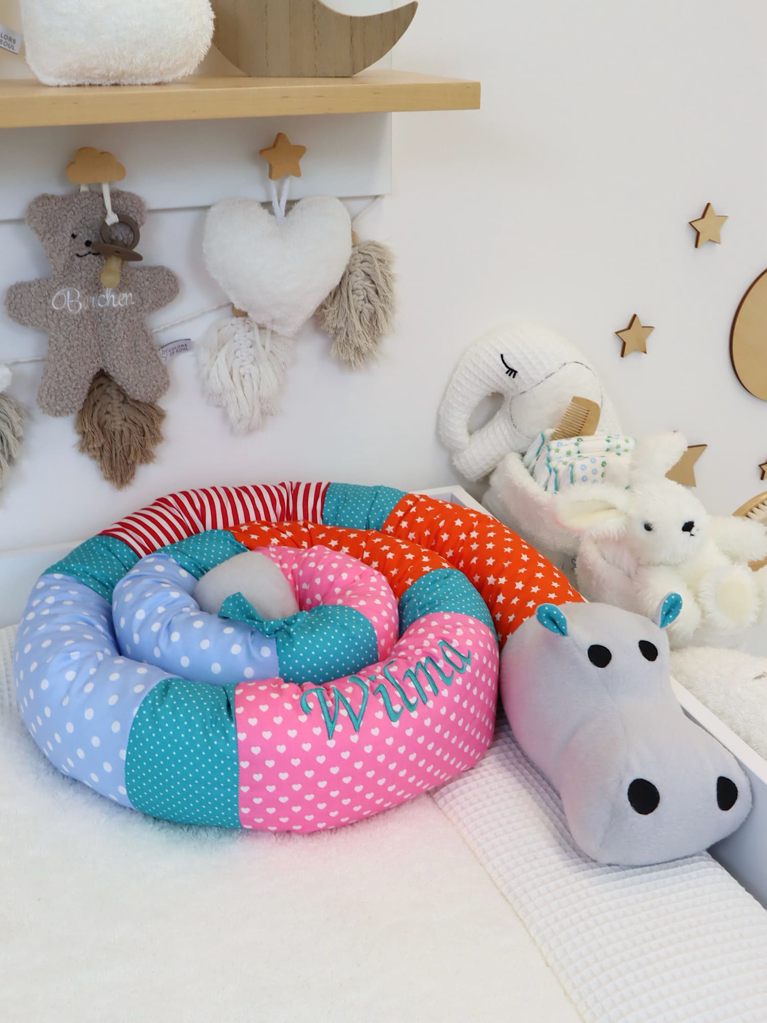 Bettschlange Nilpferd Orange Pink Rot Blau im Babybett – weiche handgefertigte Nestchenschlange mit Nilpferd-Tierkopf