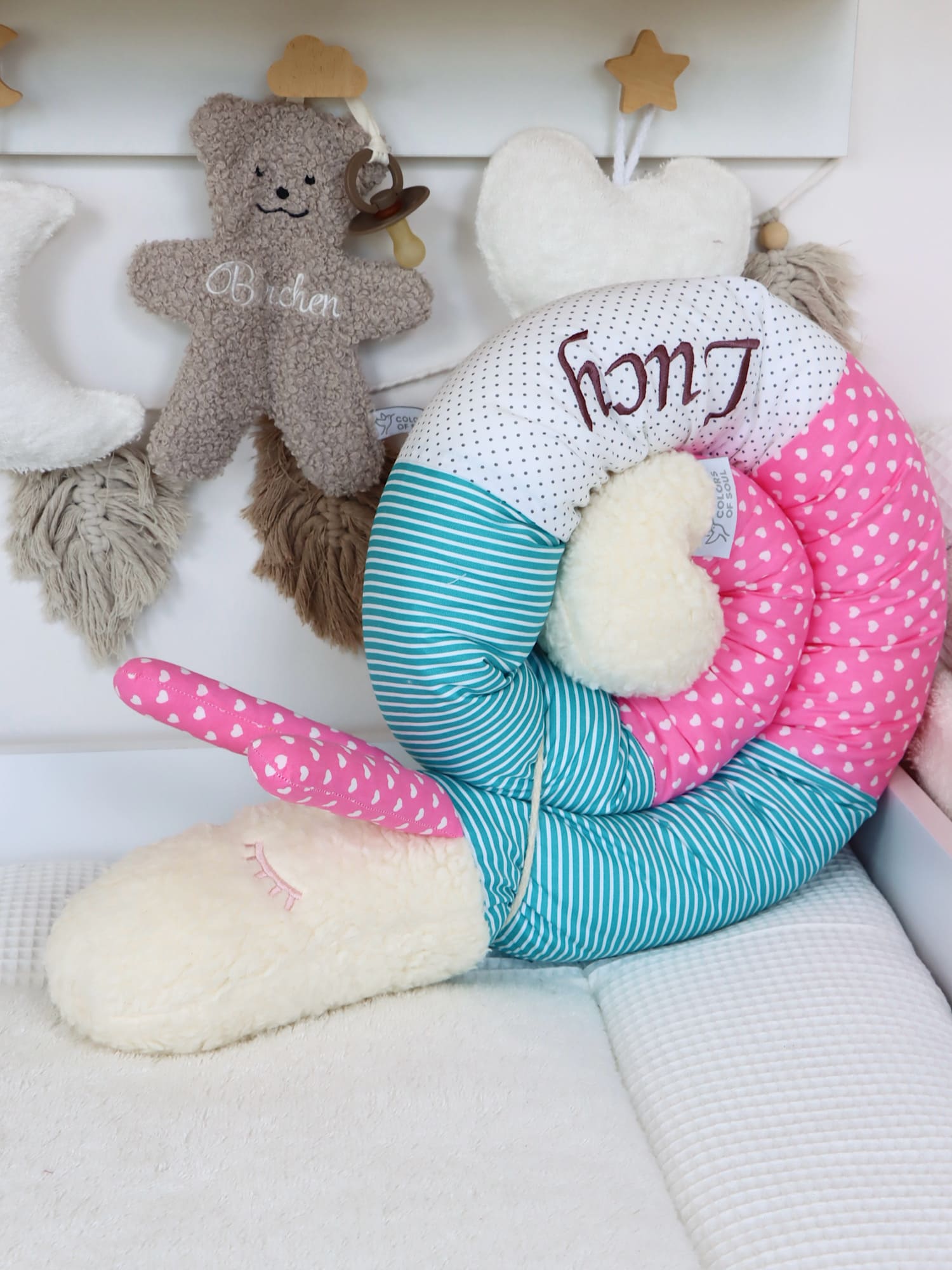 Detailansicht der Puckschnecke Türkis Pink Weiß mit weißen Punkten und Herzchen