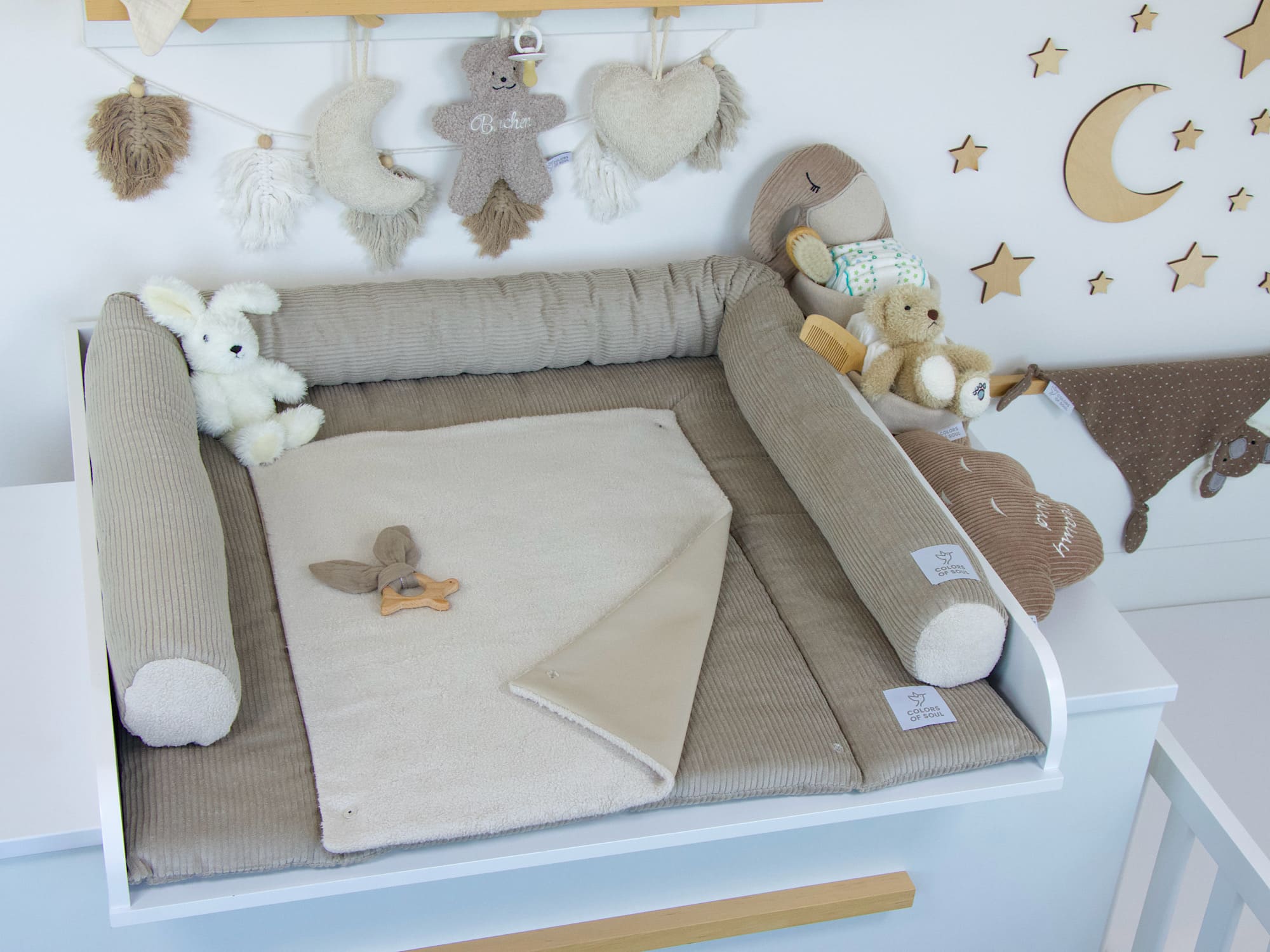 Baby Wickelplatz mit Wickelauflage und Bettschlange Beige