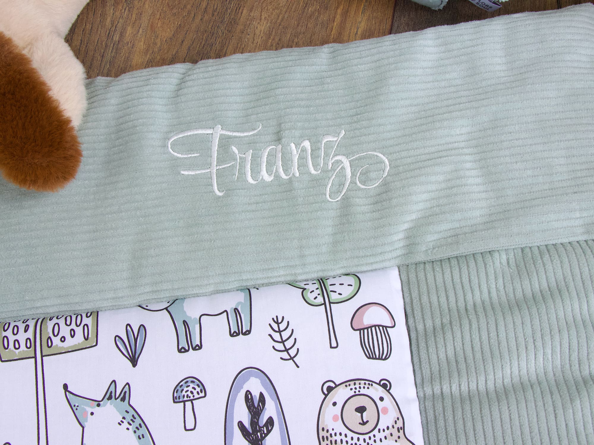 Große personalisierte Baby Krabbeldecke mit Waldfreunde-Motiv und Cord Mint
