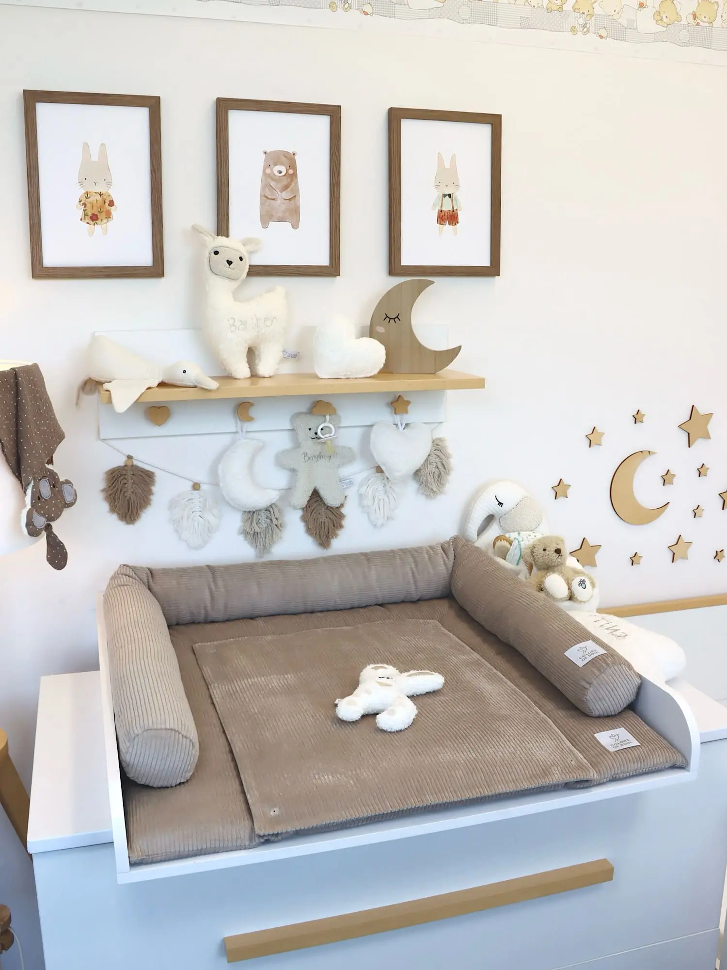 Große Wickelauflage aus Cord Beige mit abnehmbarer Wechselauflage auf modernem Wickeltisch im neutralen Babyzimmer