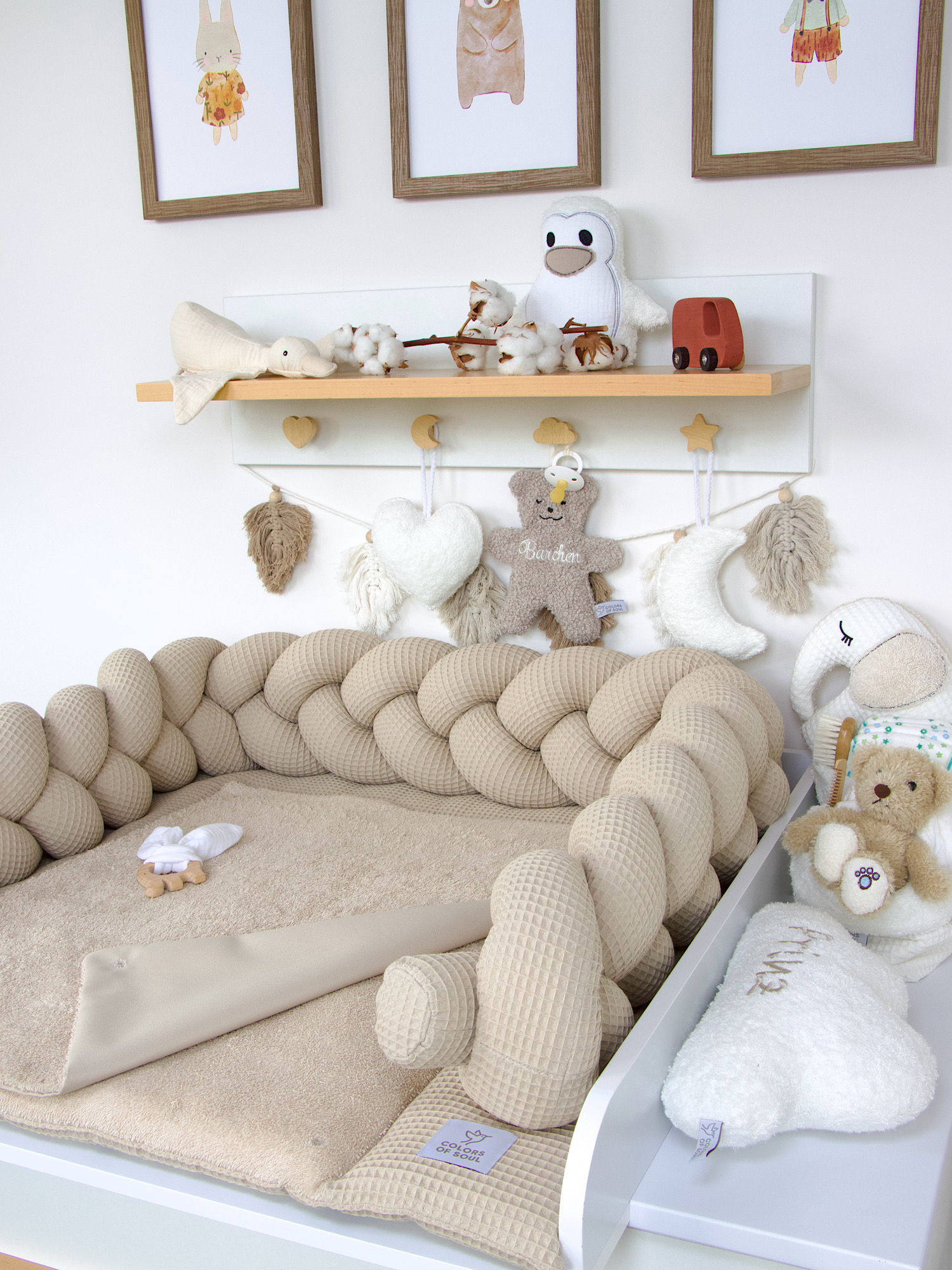 Handgemachtes Wickelset in Beige – Kombination aus Wickelauflage und geflochtener Bettschlange aus Baumwolle