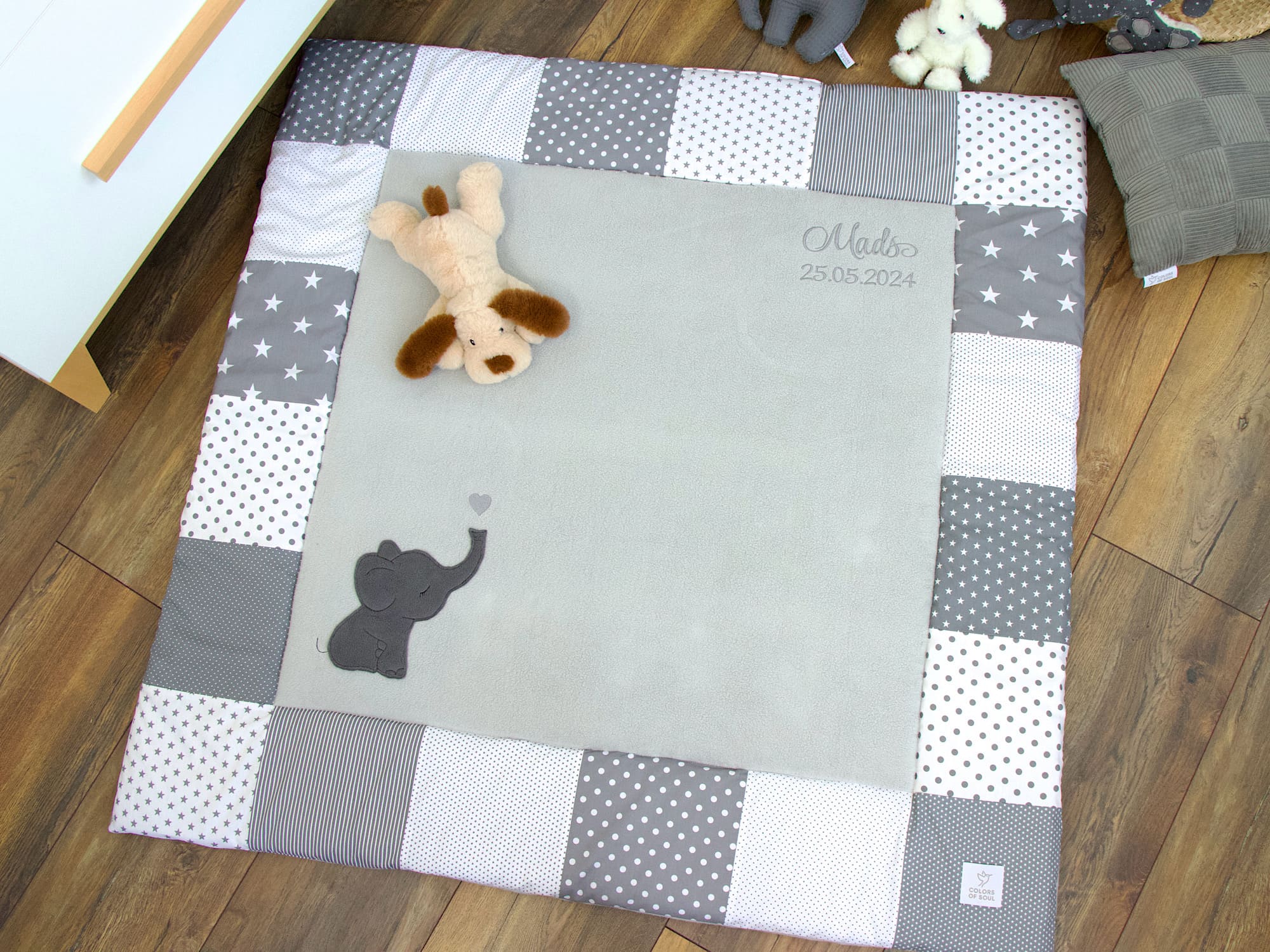 Handgemachte Krabbeldecke in Grau mit personalisierter Stickerei