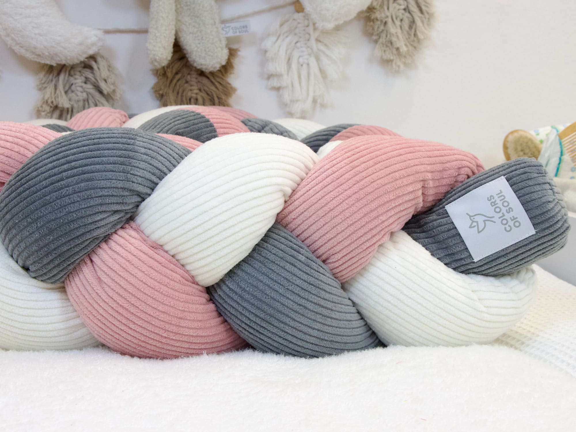 Geflochtene Bettschlange aus weichem Cord in Creme, Altrosa und Grau im Detail