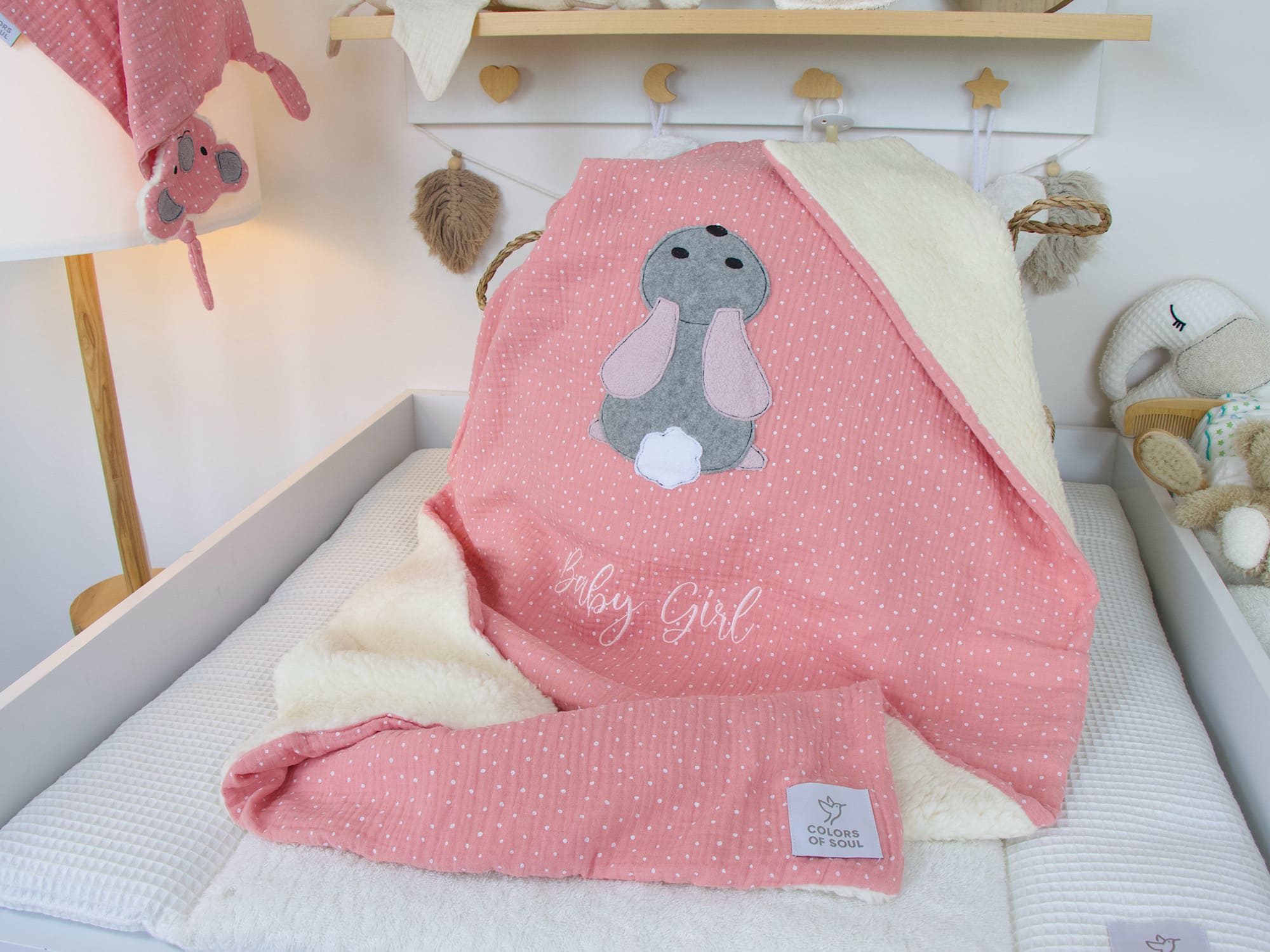 Personalisierte Kuscheldecke Hase - Musselin mit weißen Punkten rosa / Teddyplüsch creme