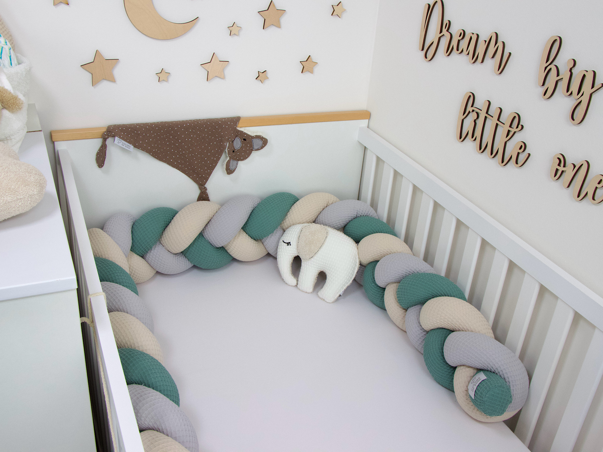 Geflochtene Bettschlange – Waffelpique altgrün, hellgrau, light sand für das Babyzimmer