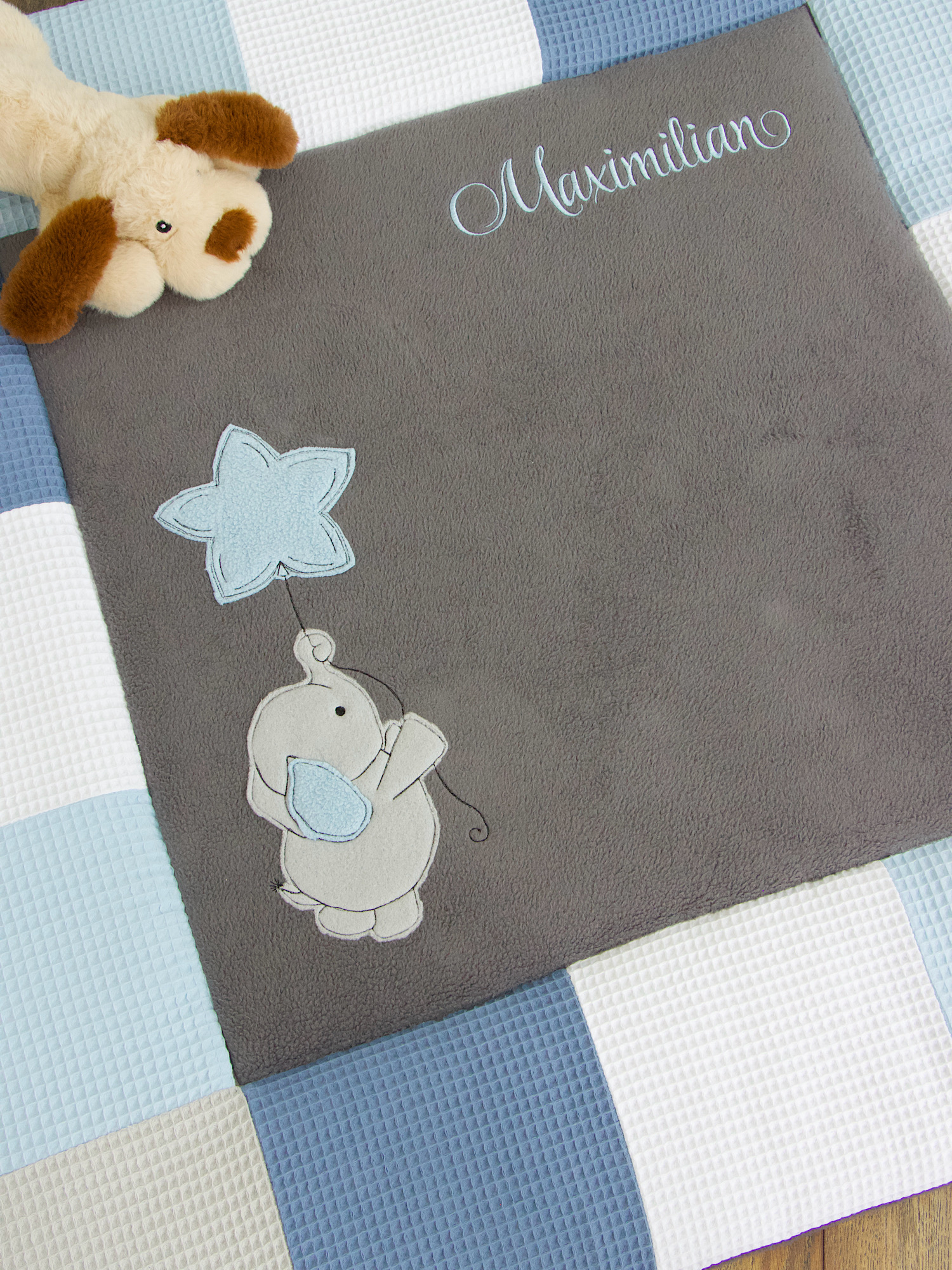 Krabbeldecke mit Namen als liebevolles Geschenk zur Geburt in Grau und Blau