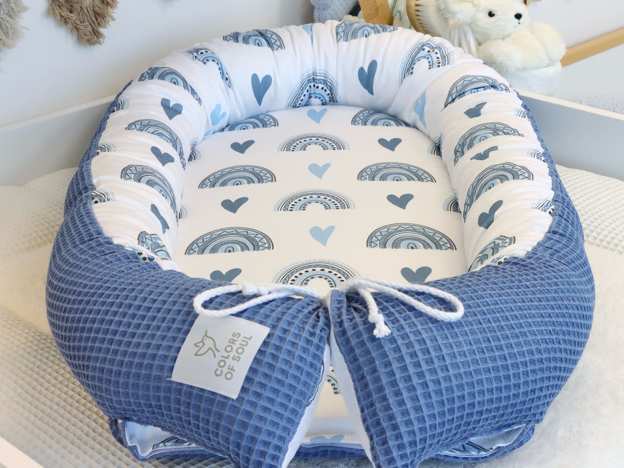 3-er SET - Wickelauflage, Bettschlange, Babynest - Regenbogen und Herzen blau / Waffelpique blau