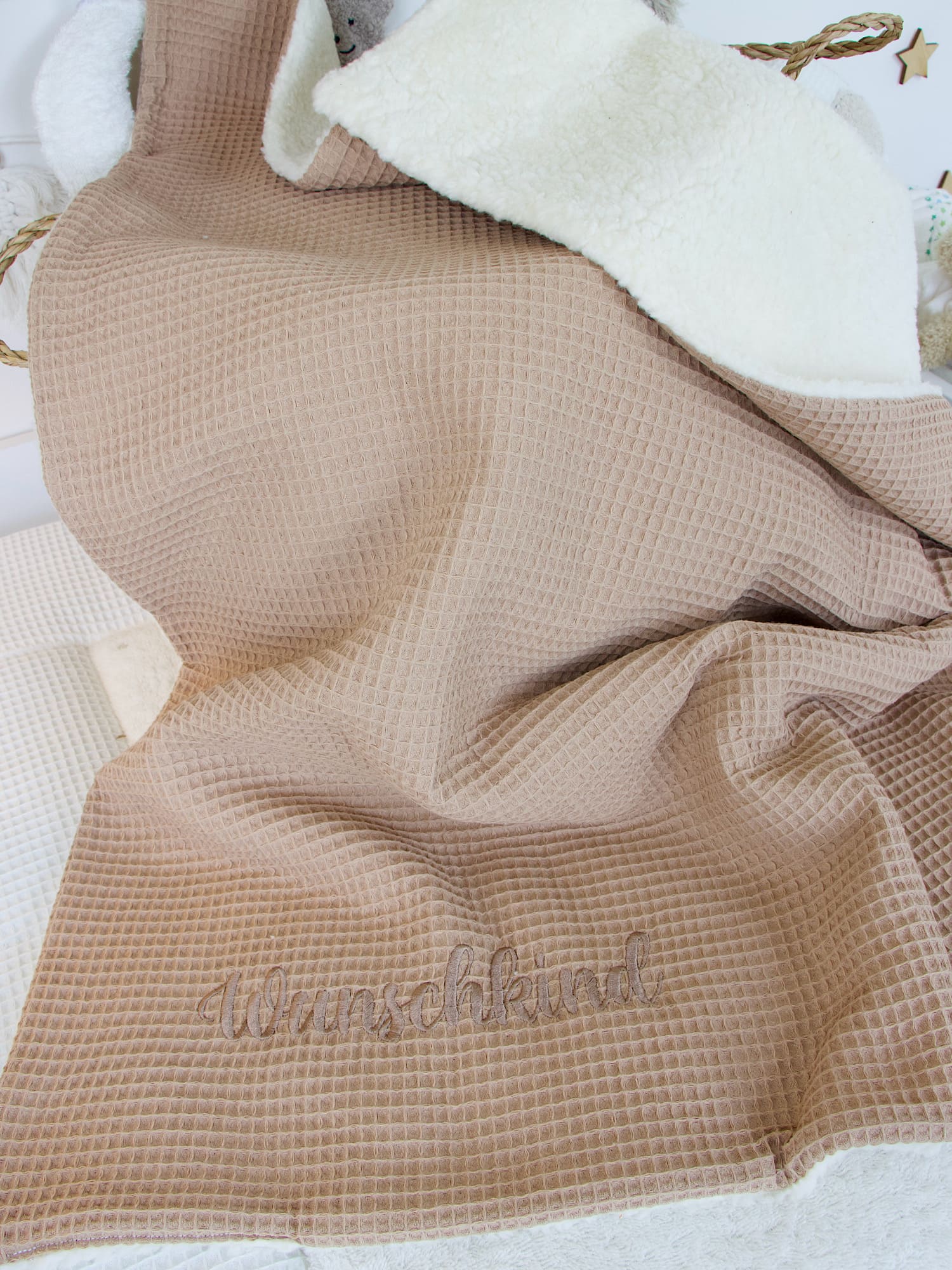 Personalisierte Babydecke – Waffelpique camel / Teddyplüsch creme aus Handarbeit