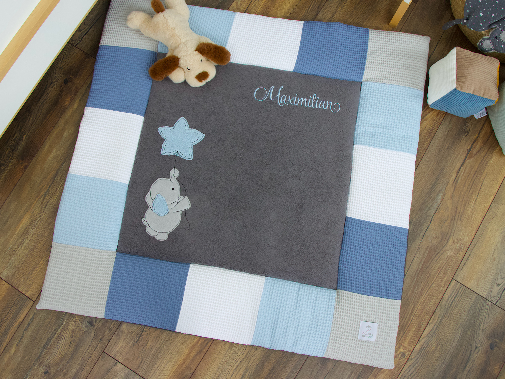 Krabbeldecke mit Elefant und Luftballon als weiche Spielunterlage im Babyzimmer