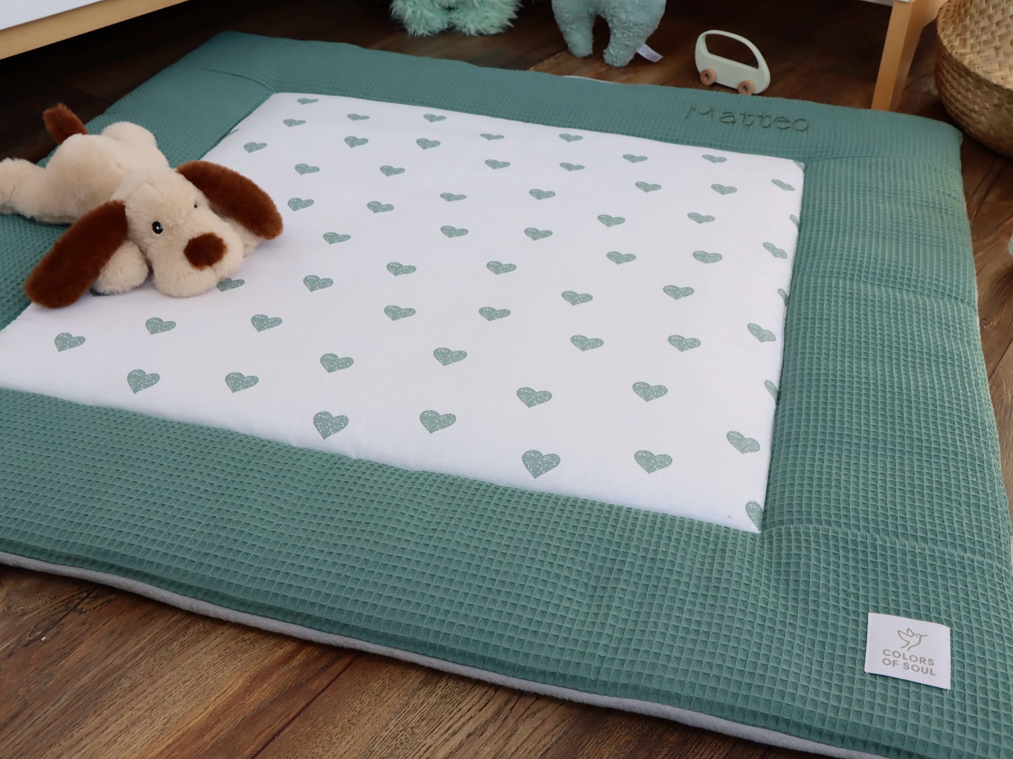 Personalisierte Krabbeldecke – mit Namen und Datum – Herzen altgrün / Waffelpique altgrün – handgemacht bei Colors of Soul