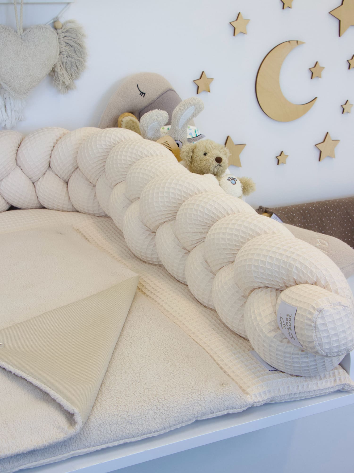 Wickelauflage mit geflochtener Bettschlange in Waffelpique hellbeige – sanft, weich und edel