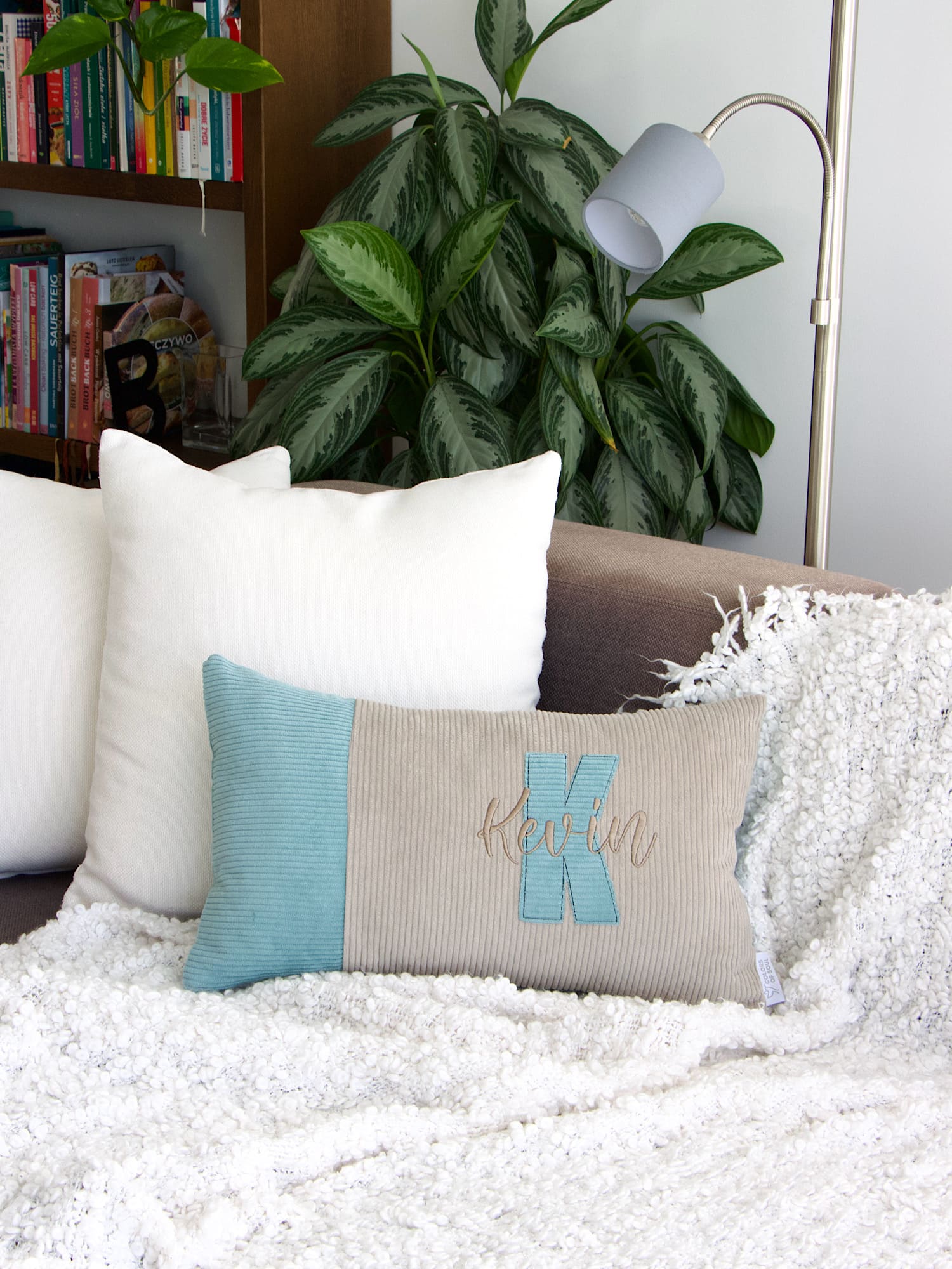 Modernes Cord Kissen beige dunkelmint mit Initiale und Namensstickerei als Wohnaccessoire auf Sofa