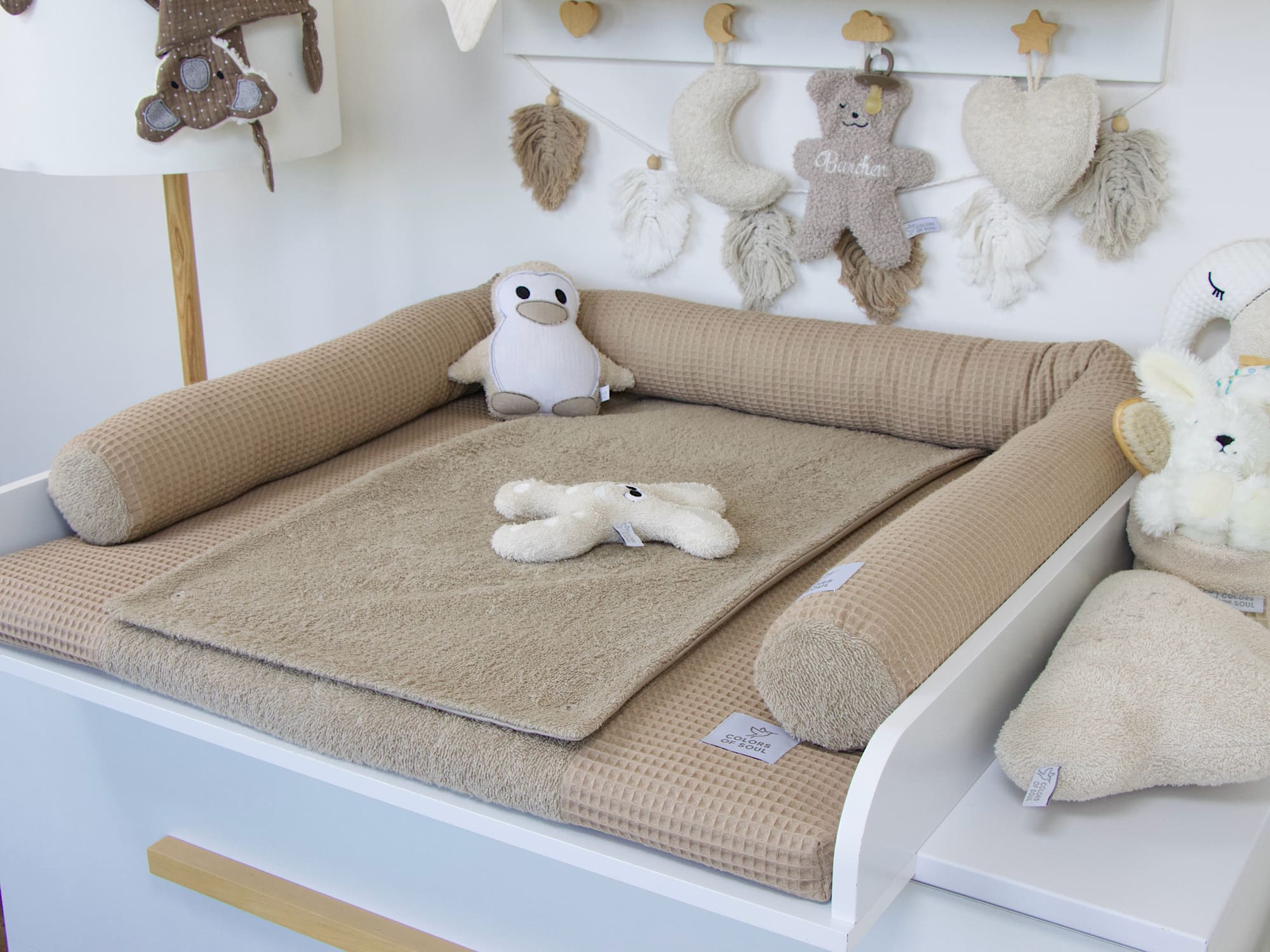 Wickeltischauflage mit Inlett & Bezug Dunkelbeige – kuschelweiche Frottee-Liegefläche und handgefertigte Bettschlange aus Waffelpique.