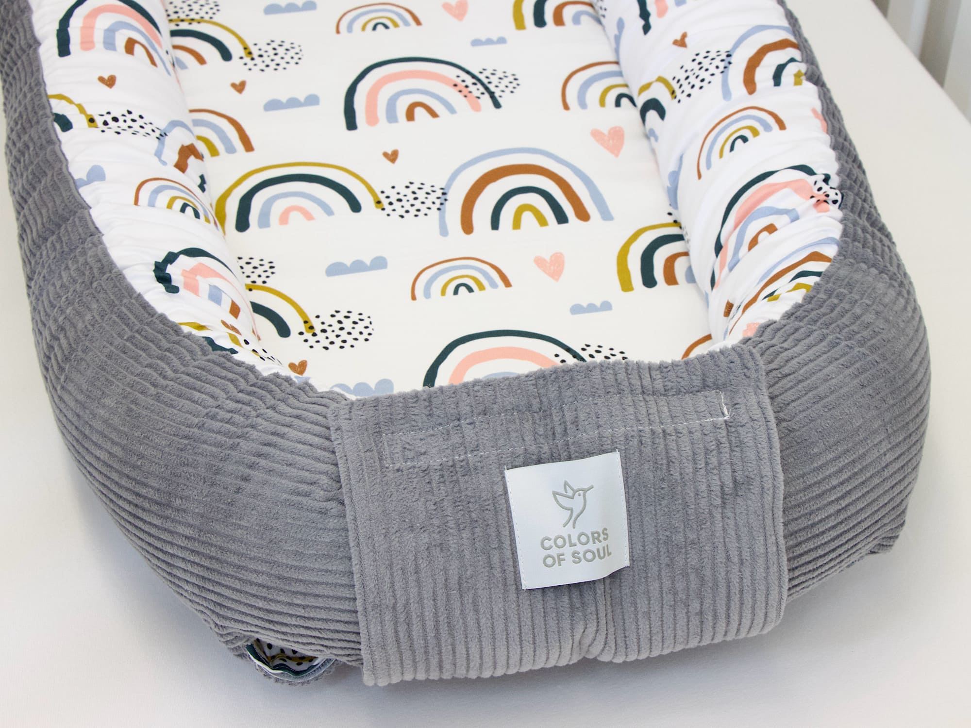 Babynestchen - Regenbogen und Herzen / Cord grau
