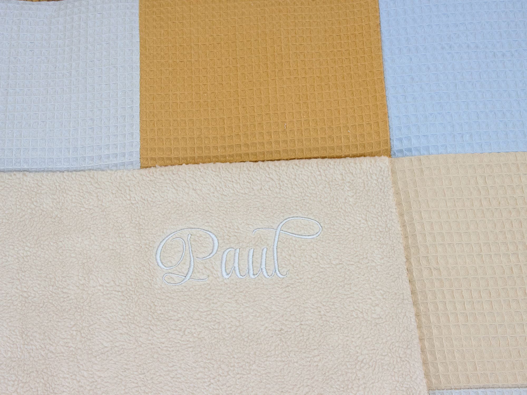 Namensstickerei auf Baumwollfleece – personalisierte Krabbeldecke Paul