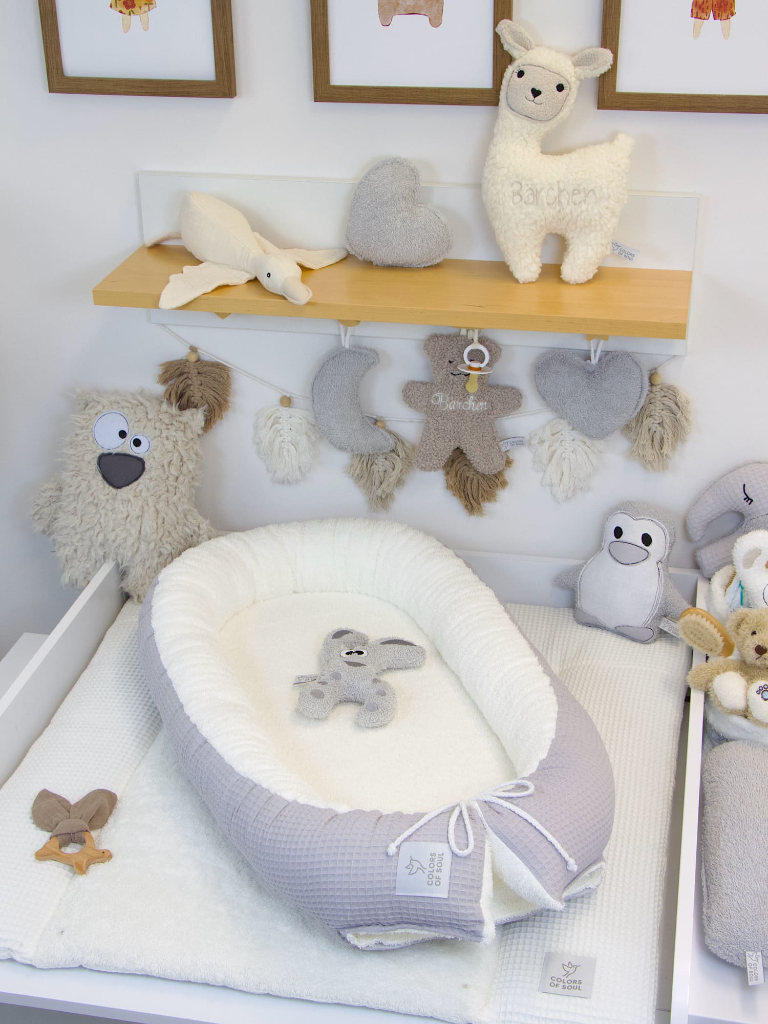 Zartes Babynest in Hellgrau und Creme mit Plüsch-Koala – ideal für Neugeborene und Babys bis 6 Monate
