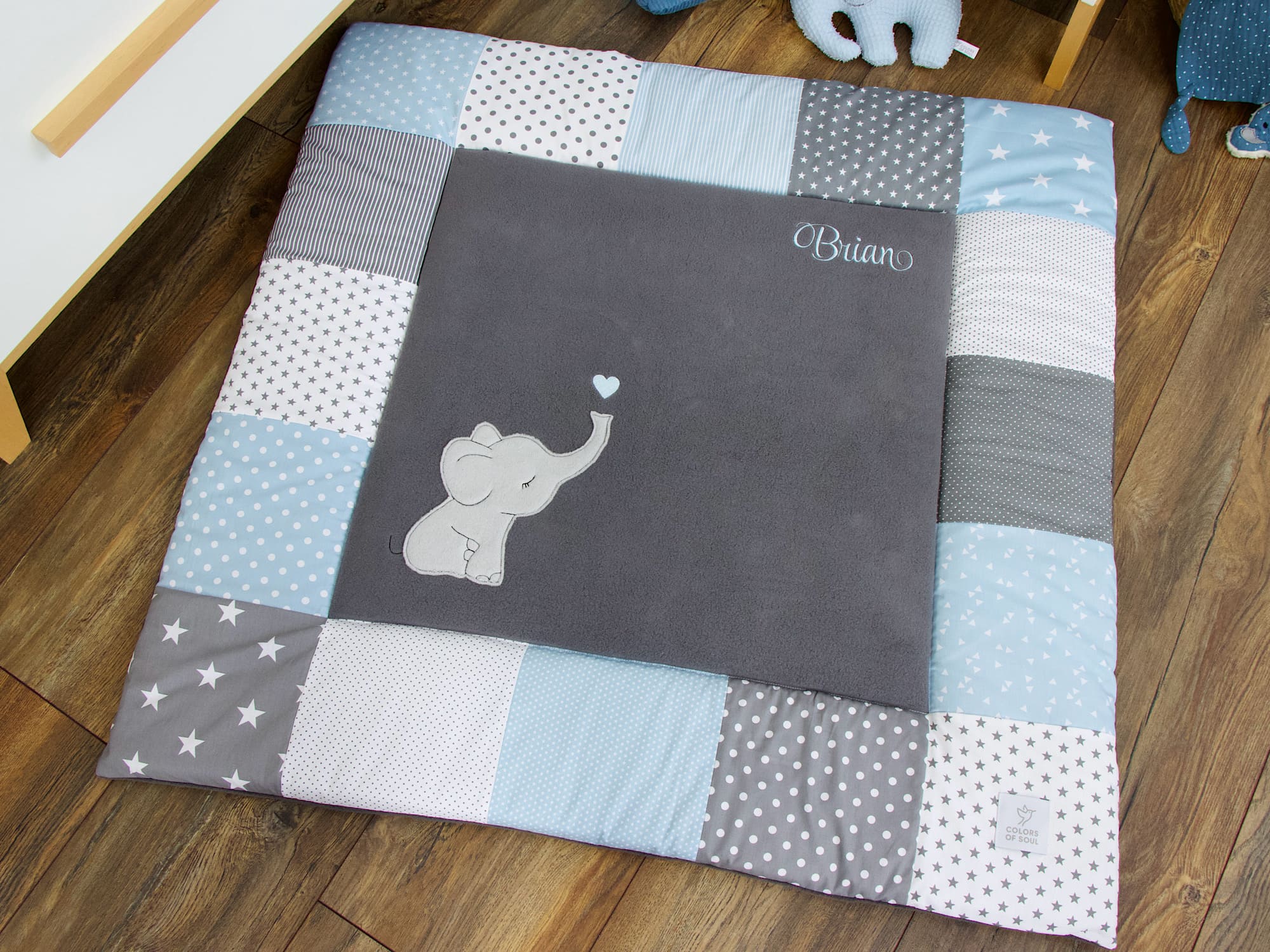 Türkise Patchwork Krabbeldecke mit Elefanten-Applikation