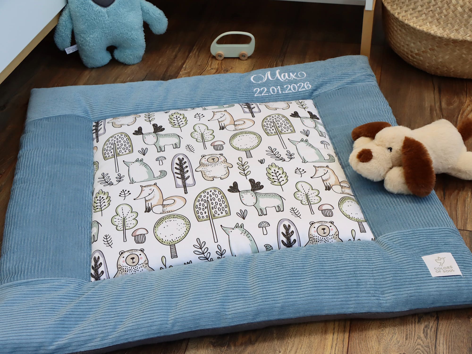 Detailaufnahme der Krabbeldecke Waldfreunde mit Cord Blau und Namensstickerei