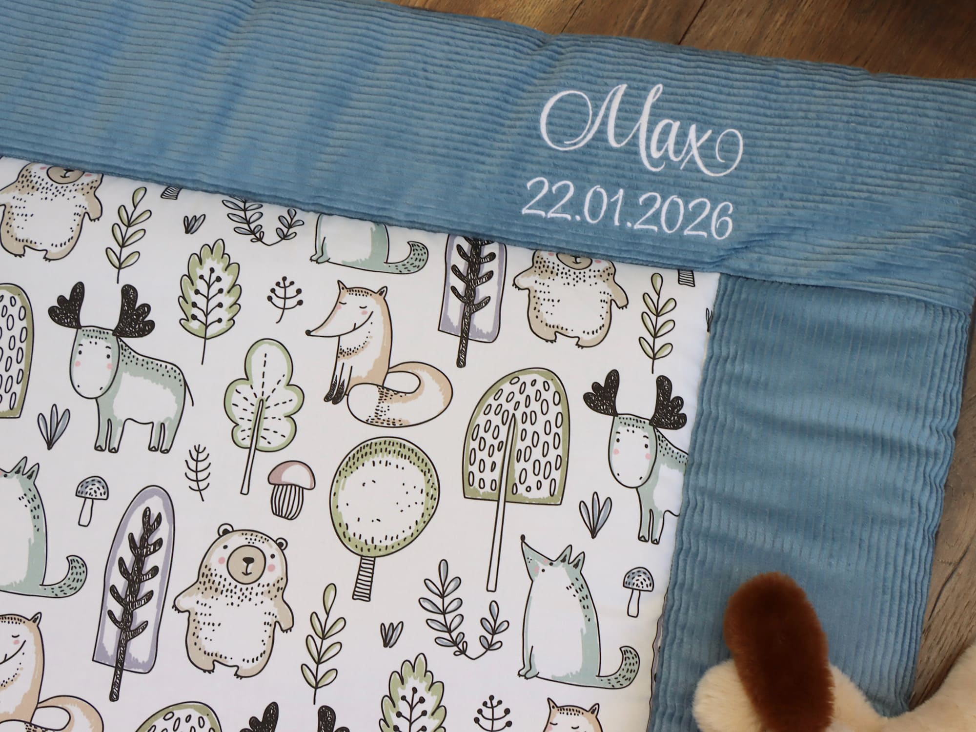 Große Krabbeldecke Waldfreunde mit blauem Cord und personalisierter Stickerei