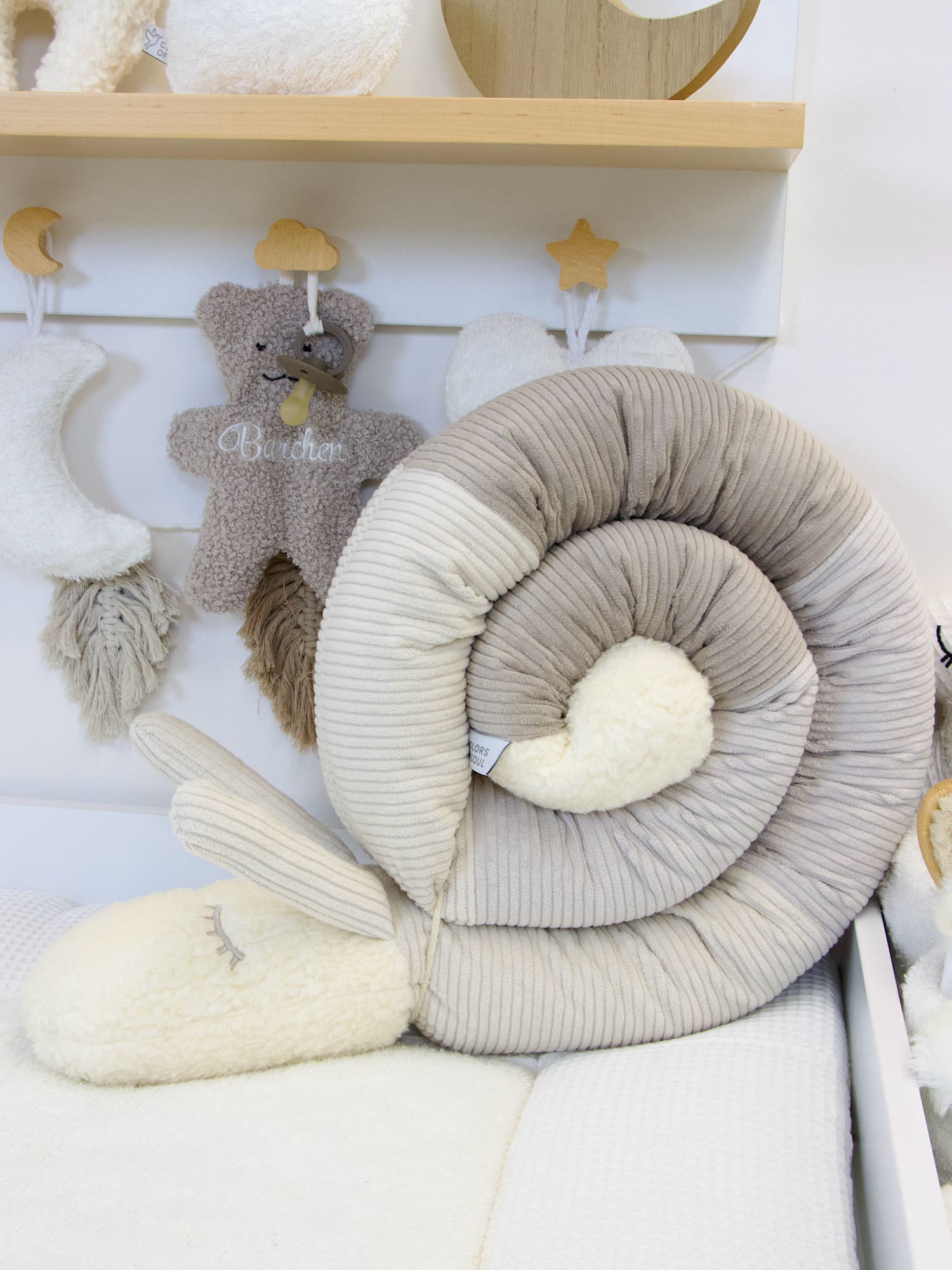 Handgefertigte Bettschnecke aus Cord in warmen Naturfarben