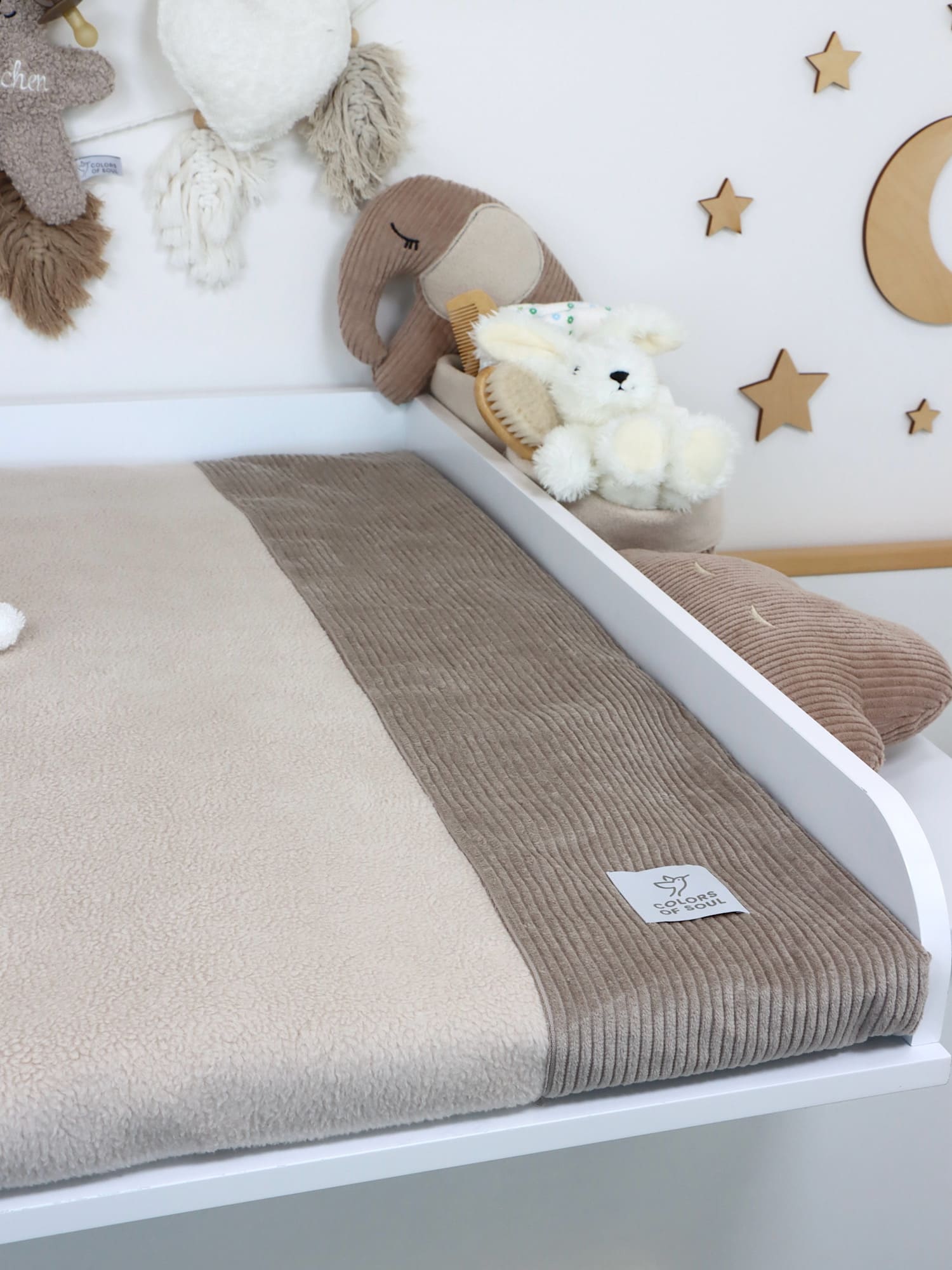 Wickelauflage Cord Beige & Baumwollfleece Beige im Babyzimmer mit Dekoration in Naturfarben – liebevoll eingerichteter Wickelplatz.