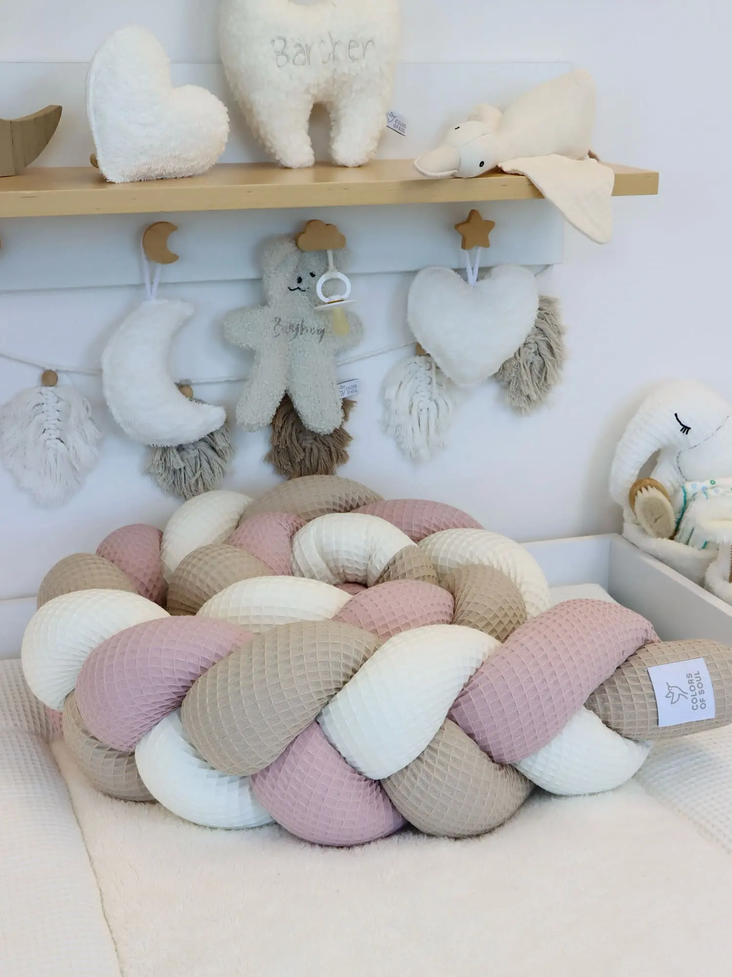 Geflochtene Bettschlange aus Waffelpique in Altrosa Beige und Creme im Babyzimmer